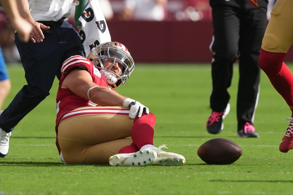Kyle Juszczyk no gramado após lesionar o joelho no jogo contra o Denver Broncos, em 4 de outubro de 2026, no Levi’s Stadium, em Santa Clara.
