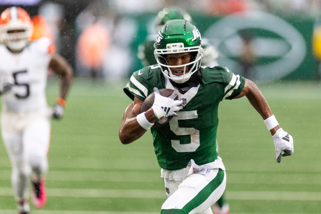 Garrett Wilson (5), dos Jets, escapa de Ronnie Hickman (33), dos Browns, e corre para touchdown no primeiro tempo da partida de 11 de outubro de 2026, no MetLife Stadium, em East Rutherford, Nova Jersey.