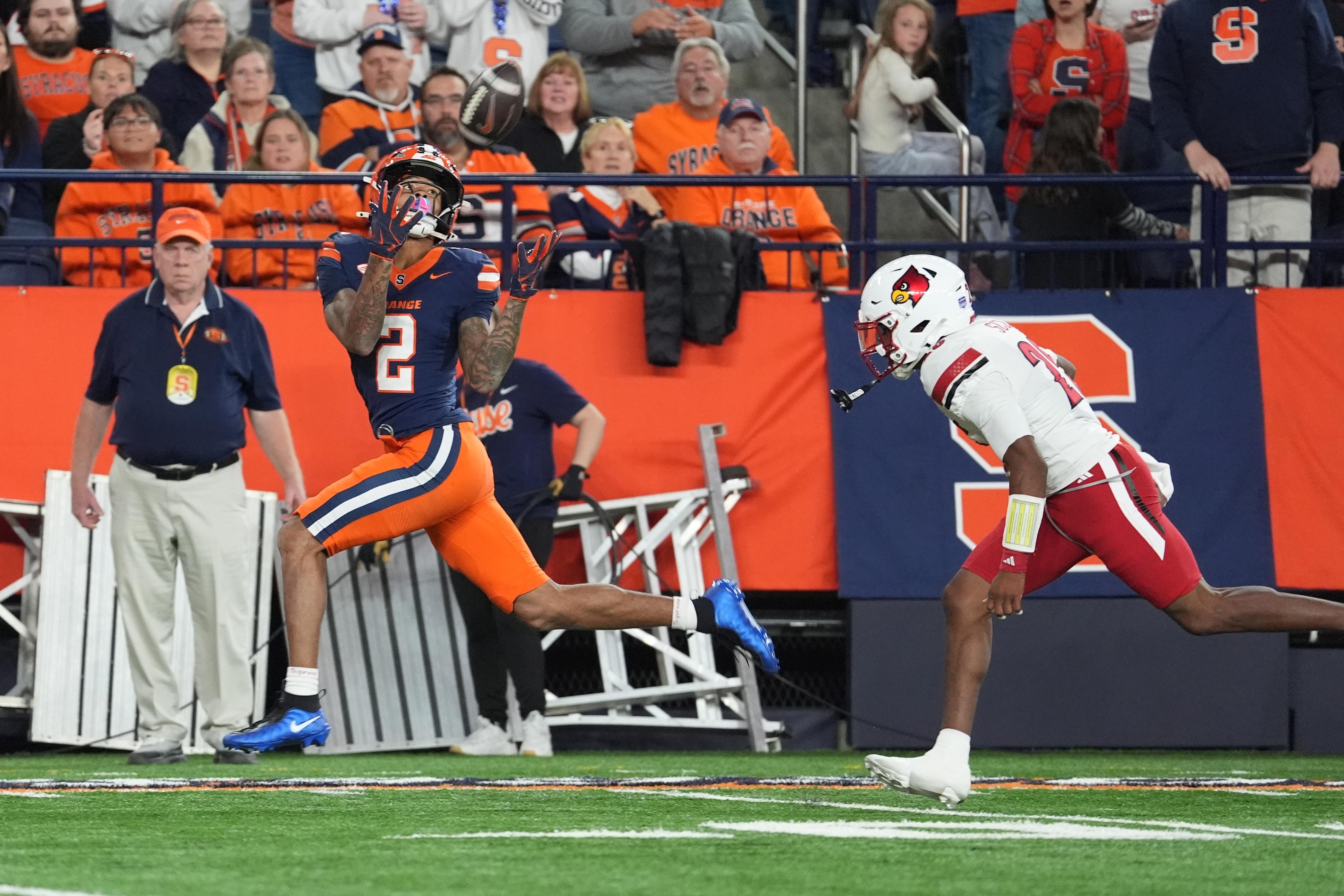 Umari Hatcher (2), de Syracuse, recebe a bola e marca touchdown no primeiro tempo contra Louisville, em 17 de outubro de 2026, no JMA Wireless Dome, em Syracuse, Nova York.
