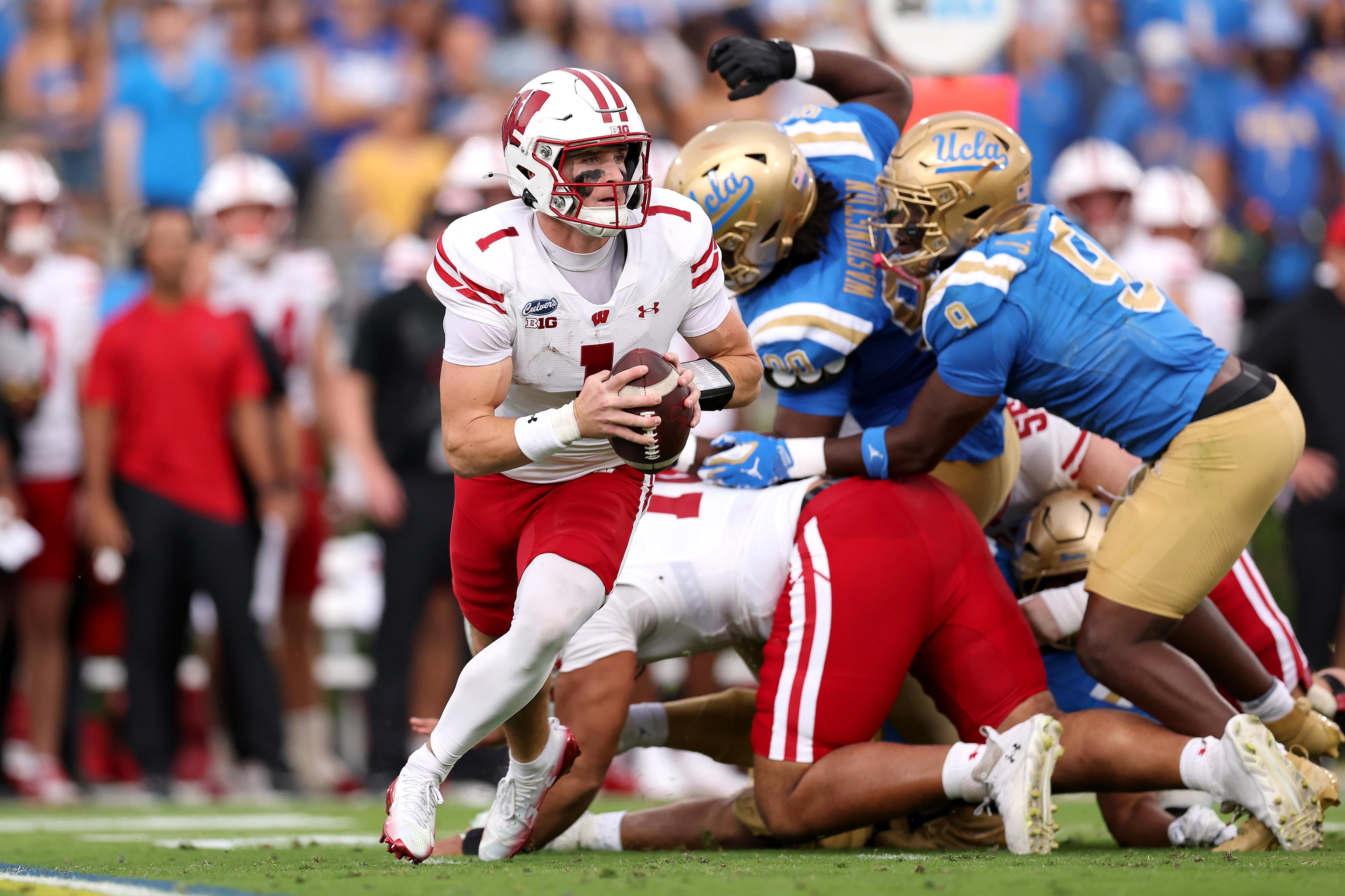 Colton Joseph (1), quarterback de Wisconsin, prepara o passe contra UCLA durante o primeiro quarto no Rose Bowl, em 17 de outubro de 2026, em Pasadena, Califórnia.