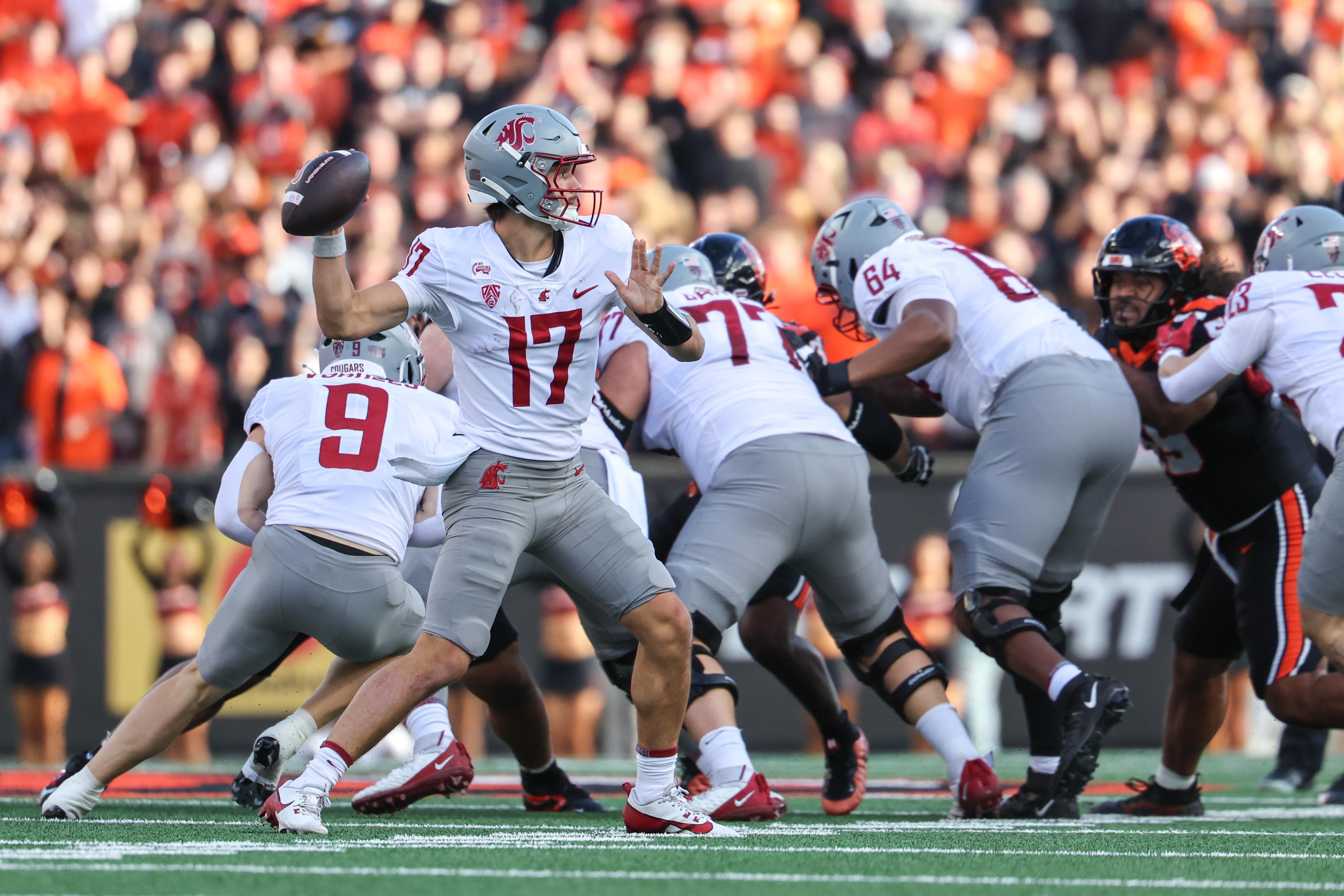 O quarterback Owen Eshelman, de Washington State, prepara um passe contra Oregon State em 17 de outubro de 2026, em Corvallis. (Foto: Al Sermeno/ISI Photos/ISI Photos via Getty Images)