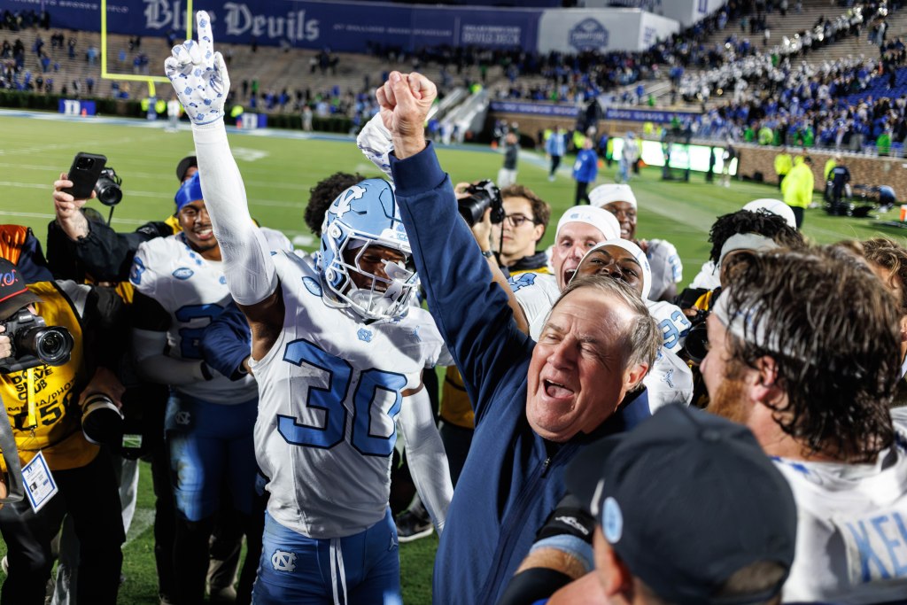 O técnico Bill Belichick comemora com Jaziel Hart (30) após a vitória de North Carolina por 24 a 20 sobre Duke, em 17 de outubro de 2026, em Durham. (Foto: AP Photo/Ben McKeown)