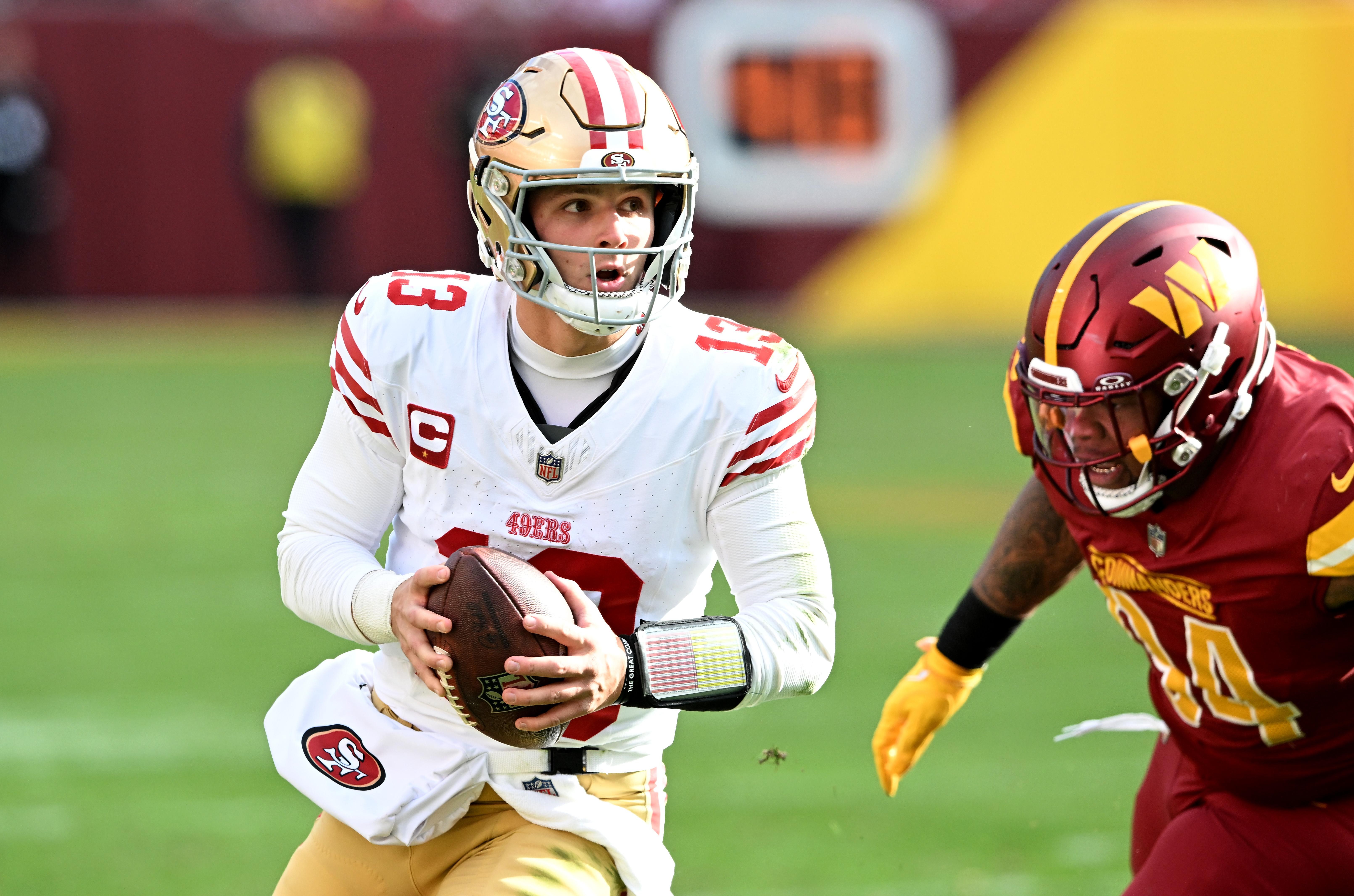 Brock Purdy prepara o passe diante do Washington Commanders, em 31 de dezembro de 2023, em Landover. (Foto: G Fiume/Getty Images)