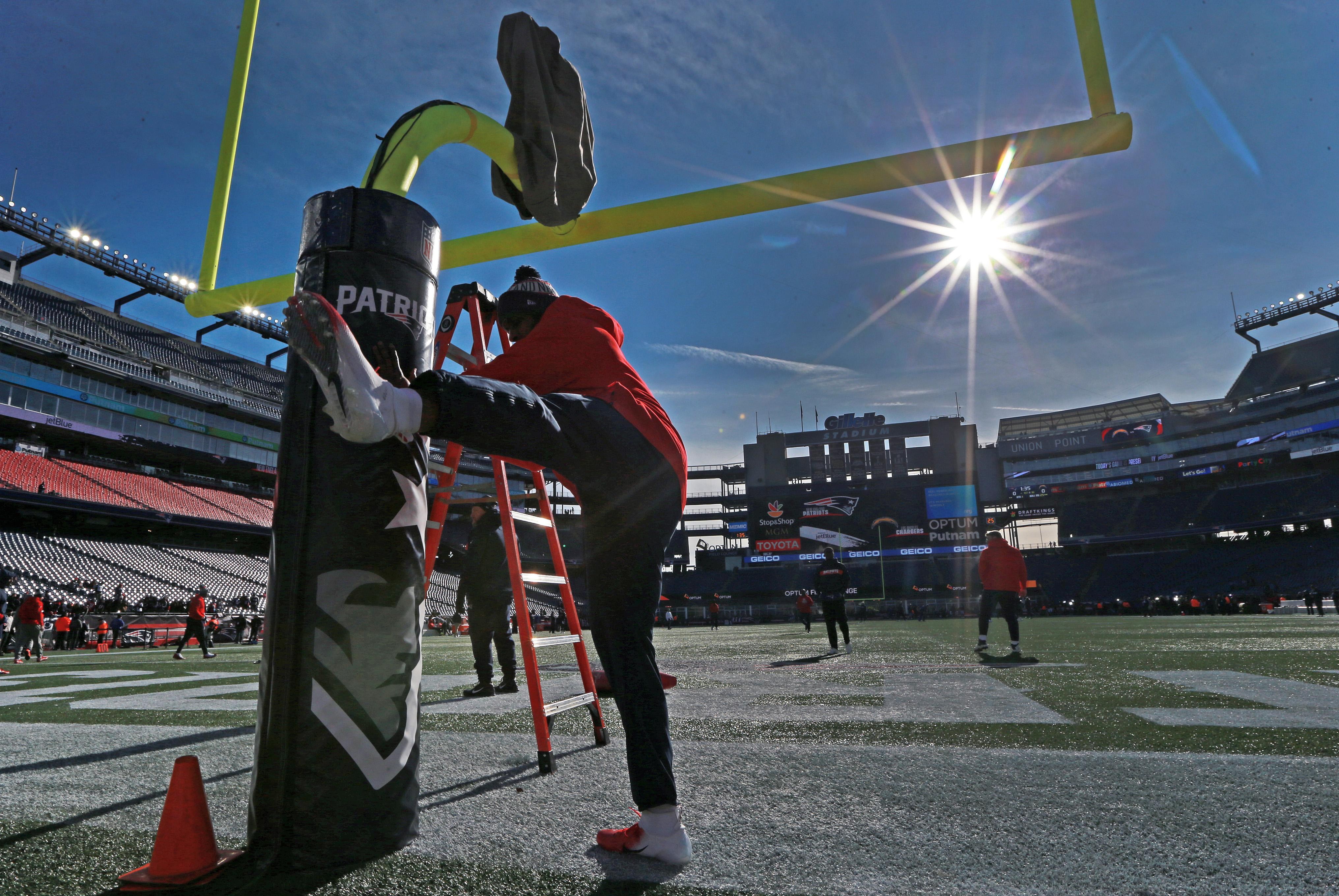 Albert McClellan, linebacker do New England Patriots, se alonga sob céu ensolarado antes de um jogo contra o Los Angeles Chargers, em janeiro de 2019. (Foto: Jim Davis/The Boston Globe via Getty Images)
