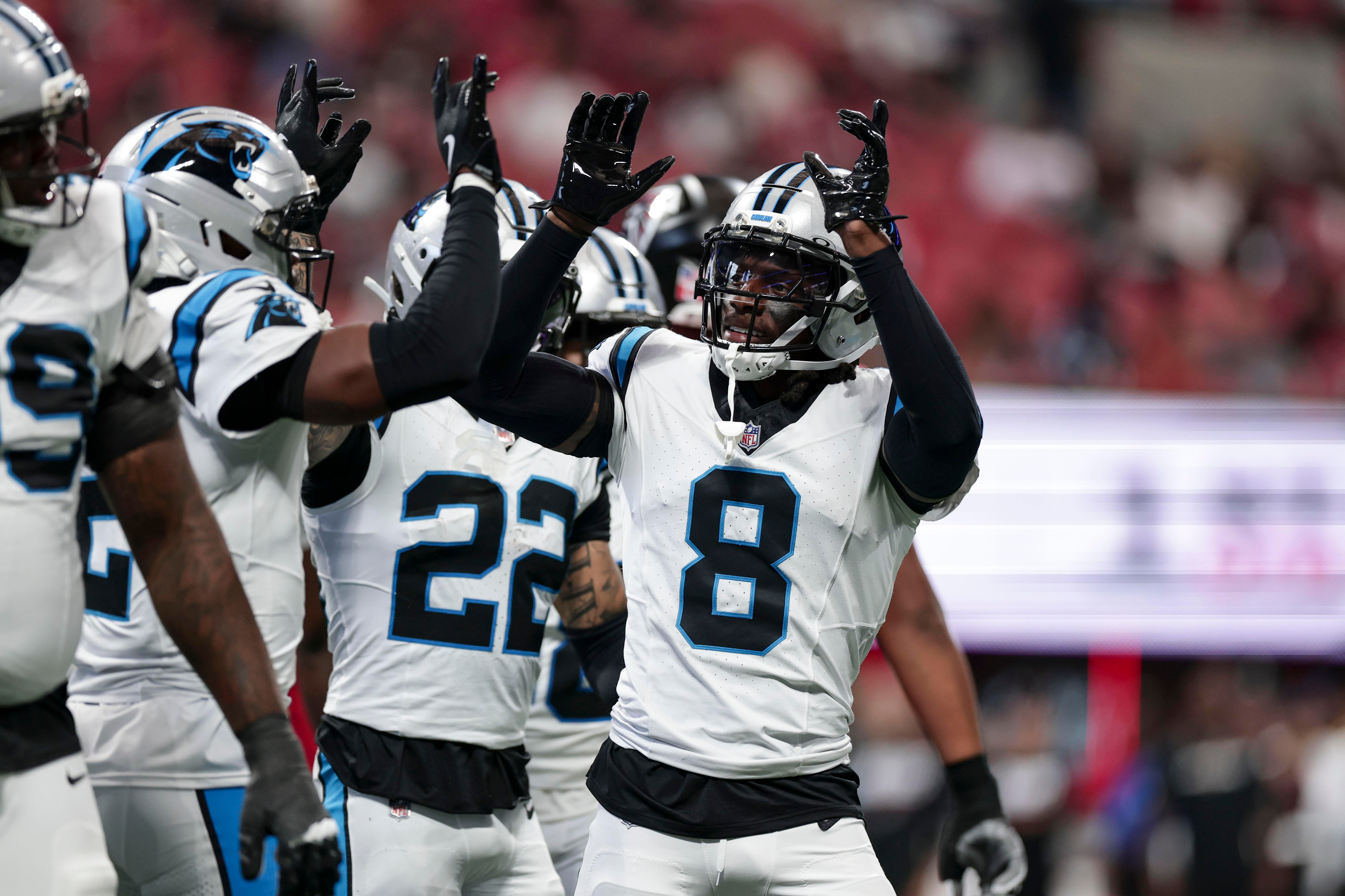 Jaycee Horn, camisa 8 dos Panthers, comemora durante partida contra o Atlanta Falcons em 20 de setembro de 2026.