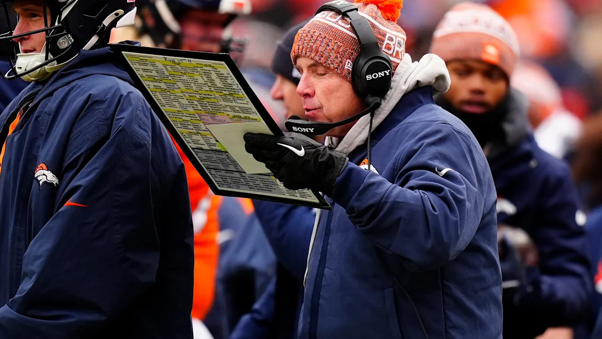 Sean Payton acompanha uma partida dos Denver Broncos.