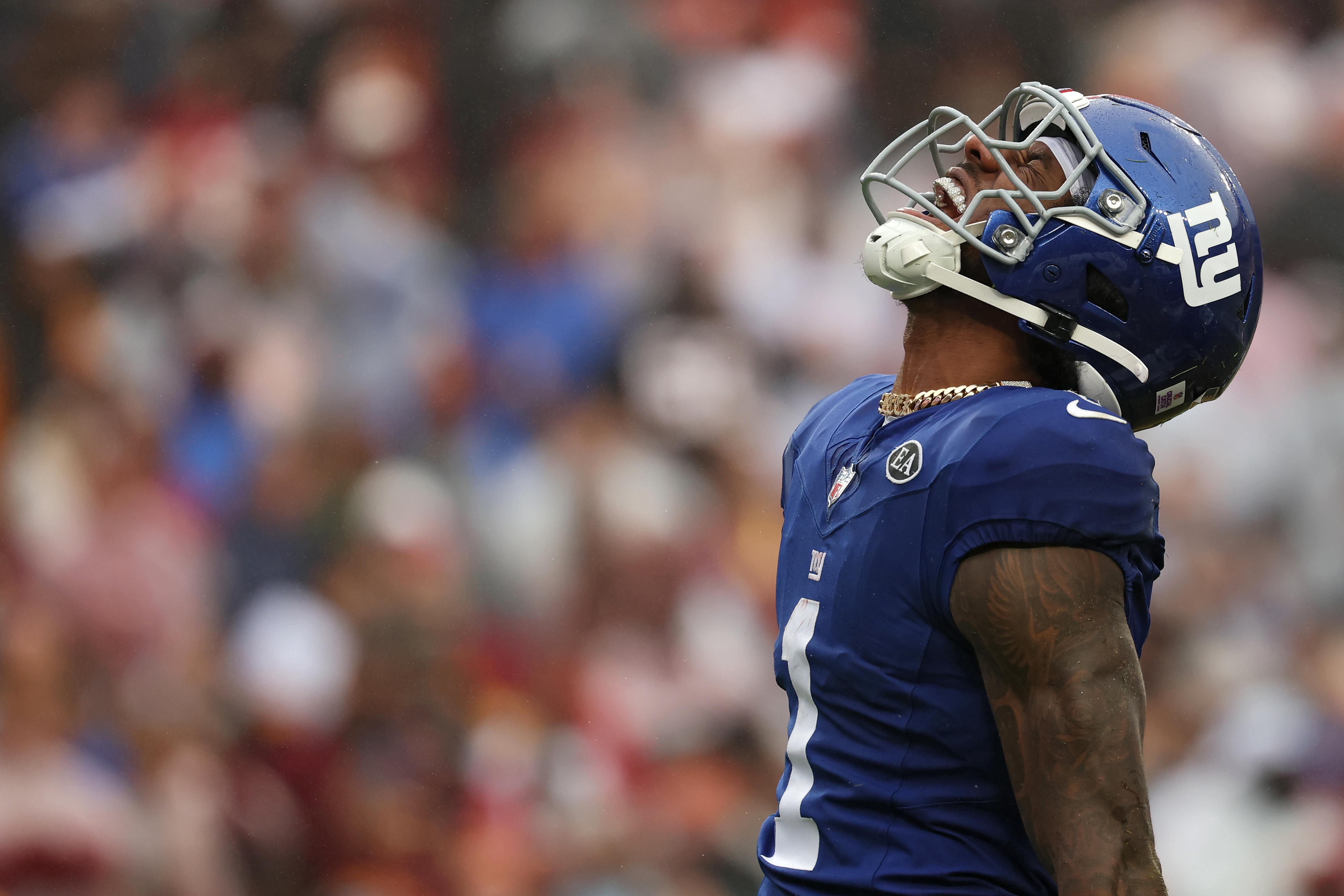 Jogador do New York Giants observa para o alto durante uma partida.