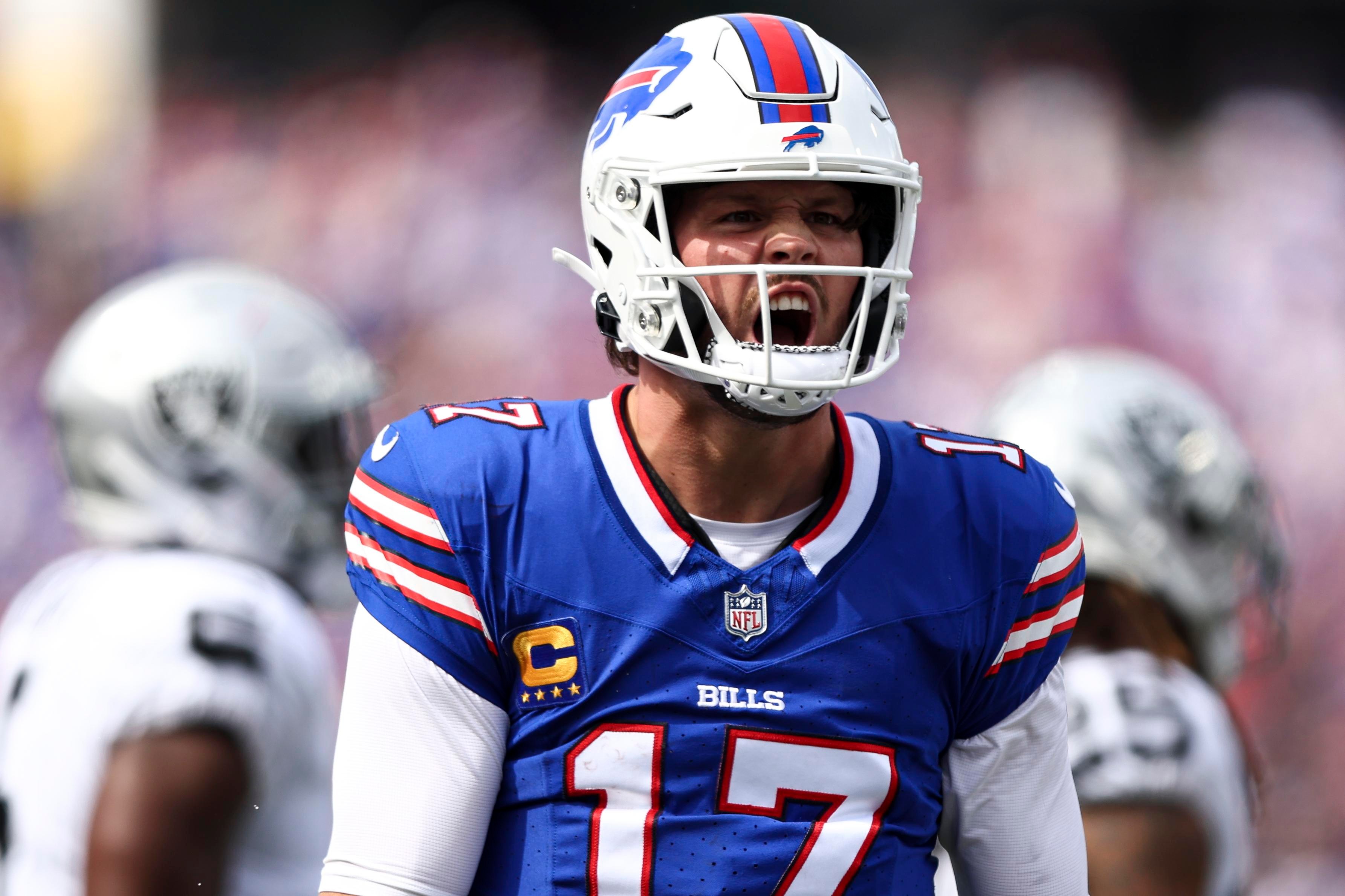 Josh Allen comemora uma jogada em Bills x Raiders, em 17 de setembro de 2023.