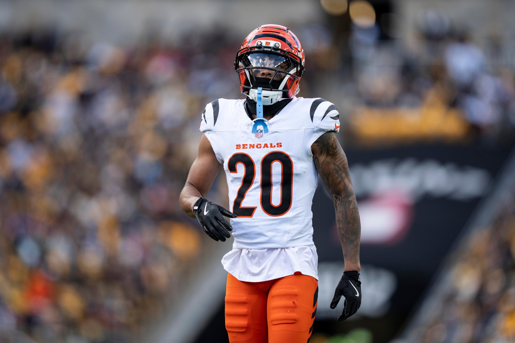 Jogador número 20 do Cincinnati Bengals em campo.