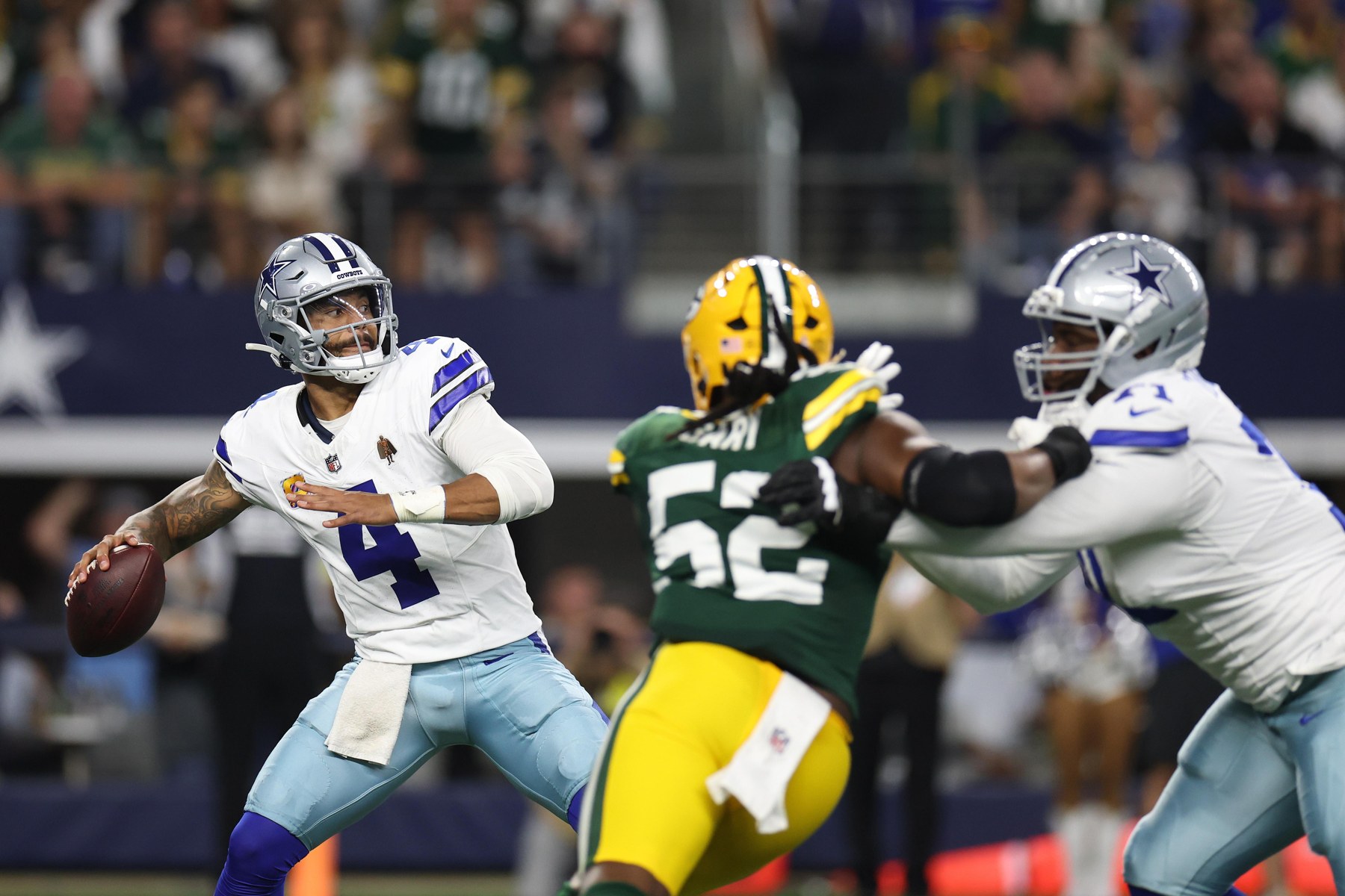 Dak Prescott lança a bola durante uma partida entre Dallas Cowboys e Green Bay Packers.