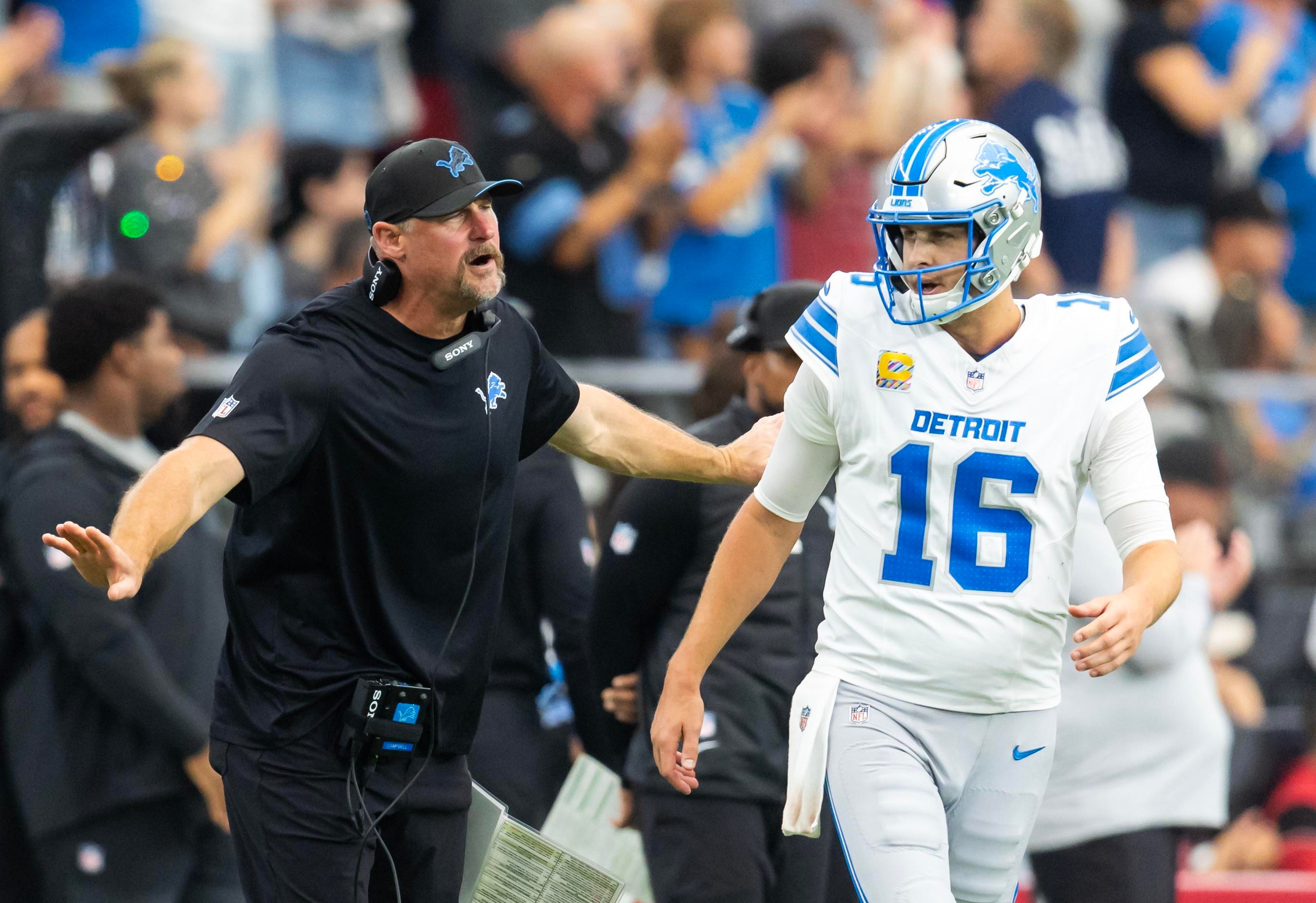 Dan Campbell conversa com Jared Goff durante a partida contra o Arizona Cardinals, em 11 de outubro de 2026.