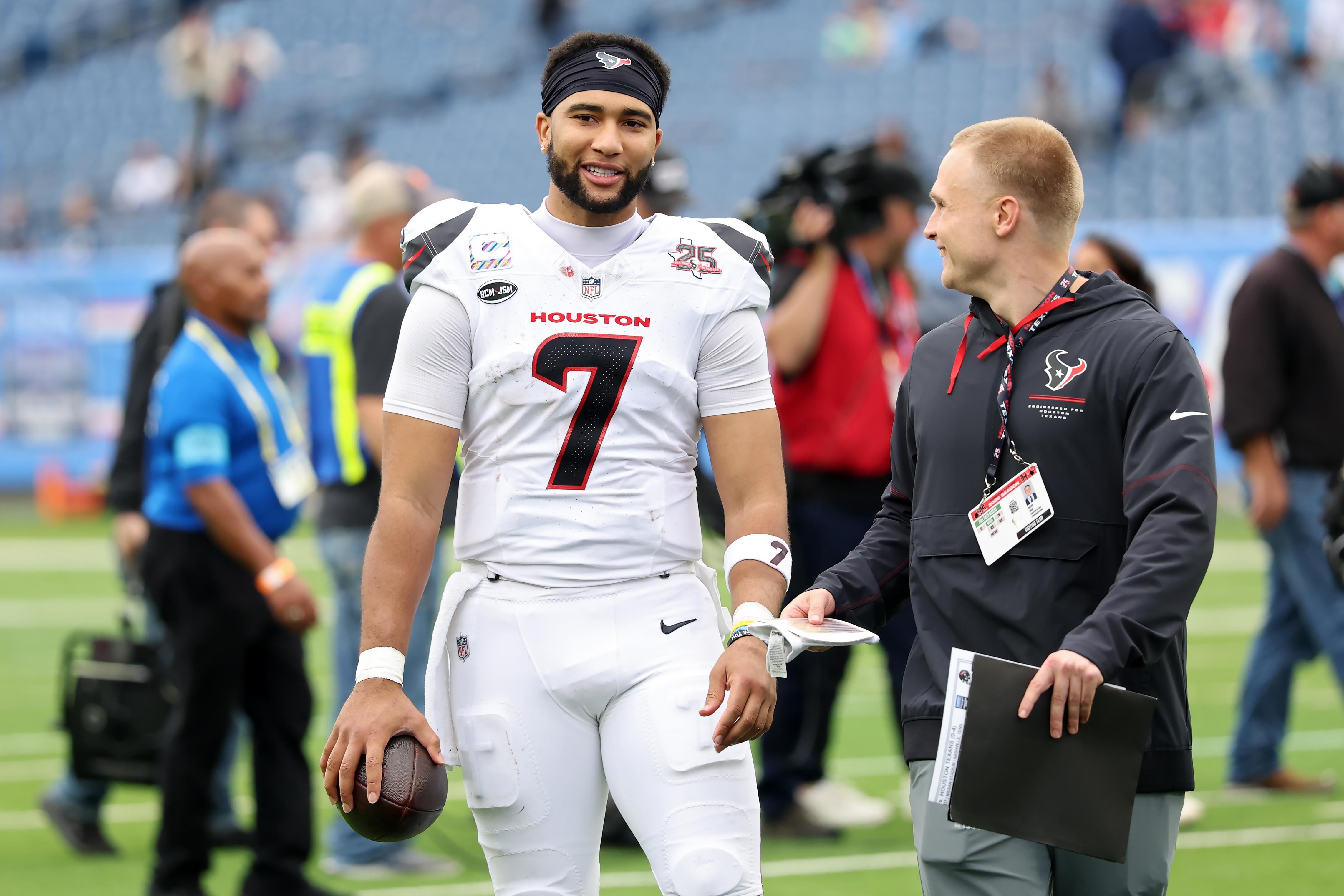 C.J. Stroud deixa o campo após a vitória do Houston Texans sobre o Tennessee Titans, em 11 de outubro de 2026.