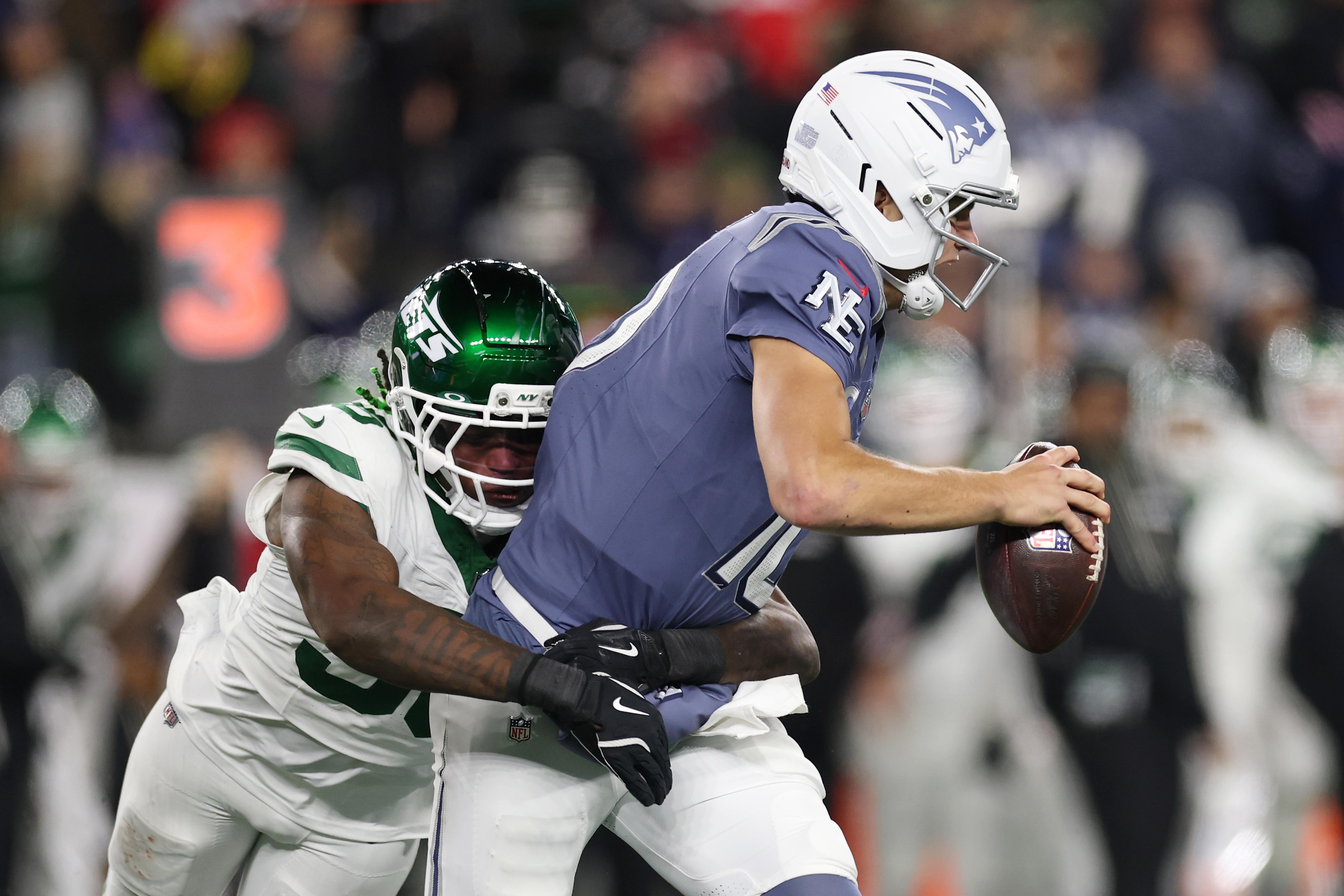 Quincy Williams, do New York Jets, derruba Drake Maye, do New England Patriots, em 13 de novembro de 2025.