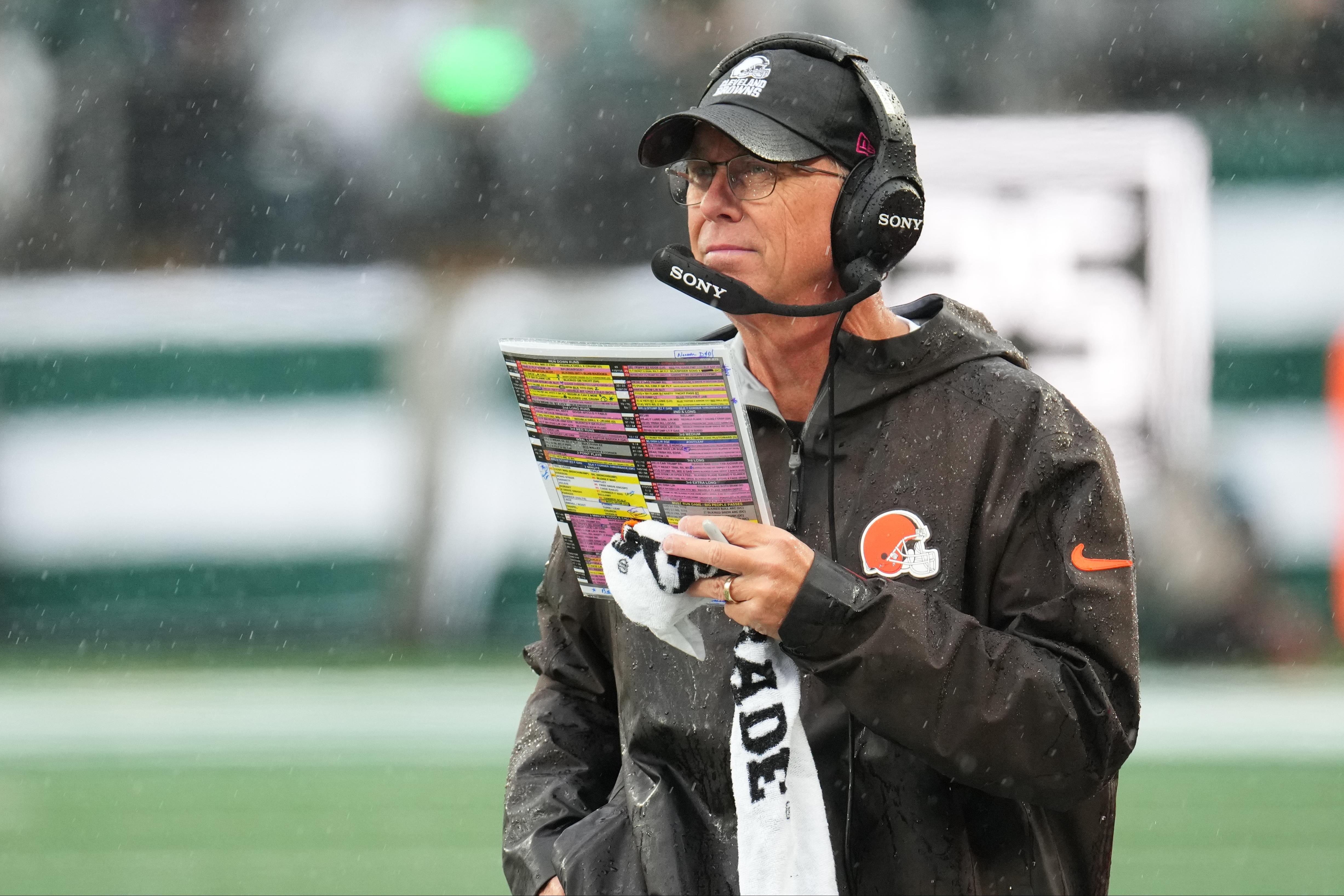 Todd Monken, técnico do Cleveland Browns, observa a partida contra o New York Jets em 11 de outubro de 2026.