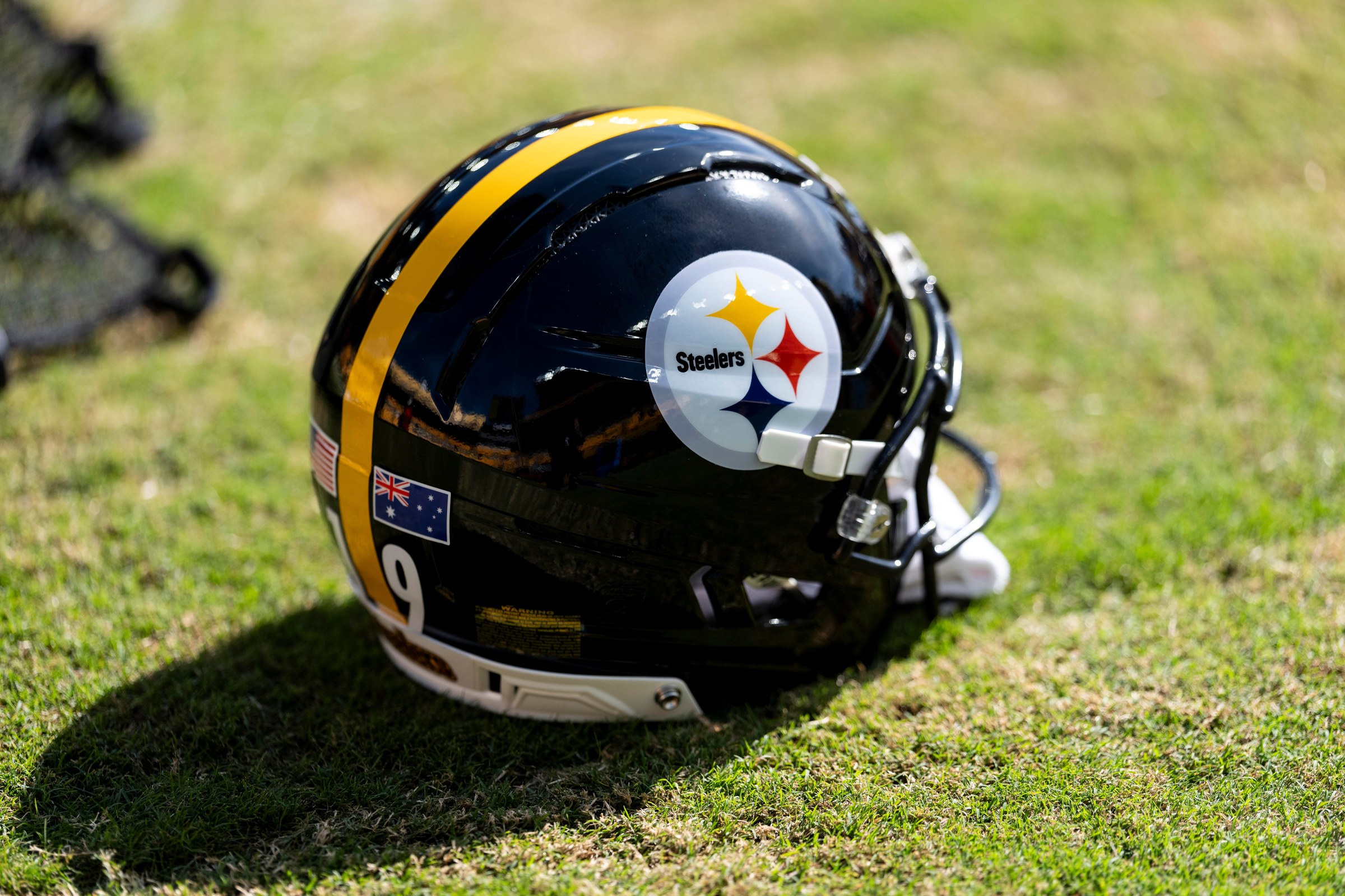 Capacete do Pittsburgh Steelers sobre a grama antes de uma partida.