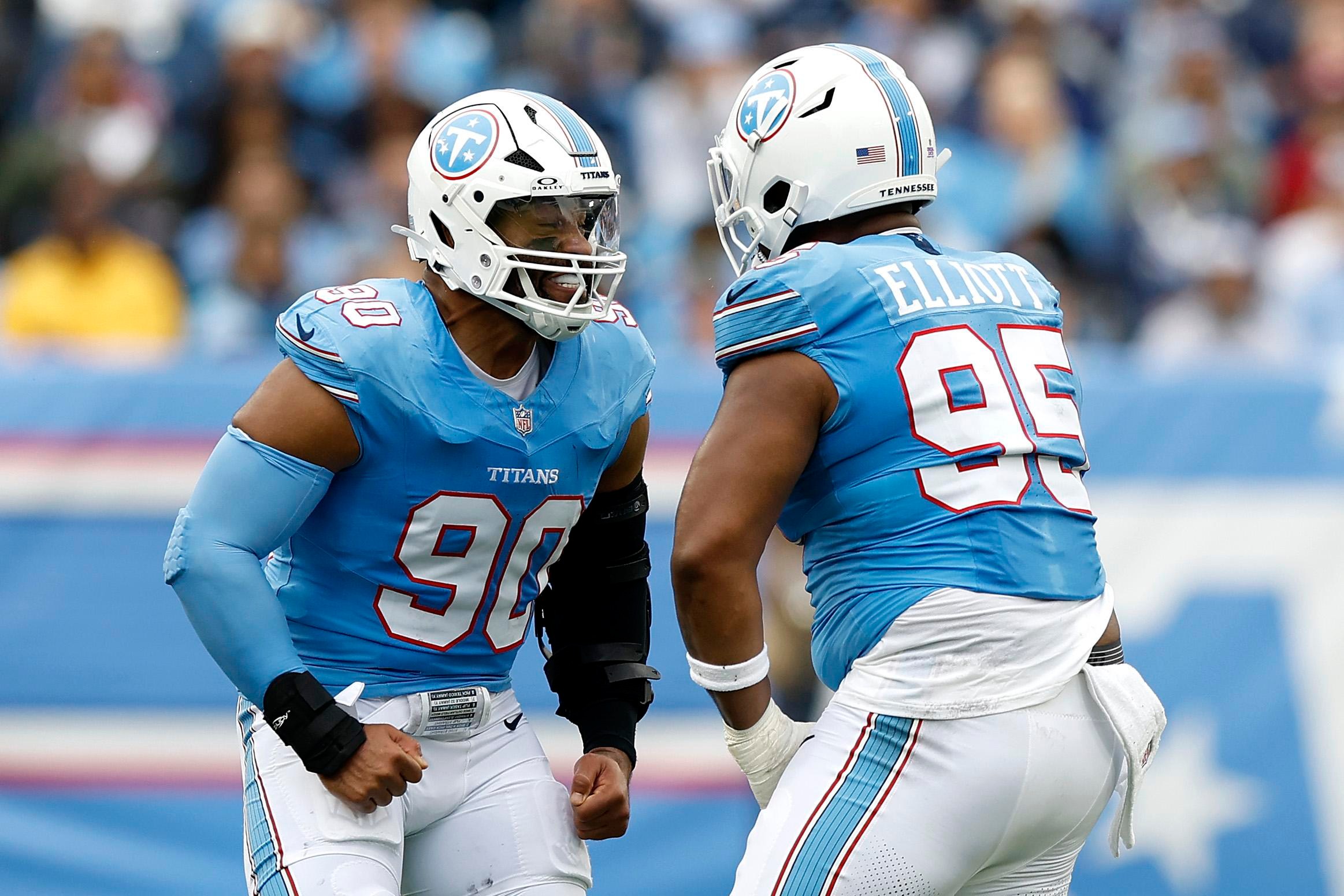 Solomon Thomas e Jordan Elliott comemoram durante o jogo dos Titans contra o Texans, em 11 de outubro de 2026, em Nashville.
