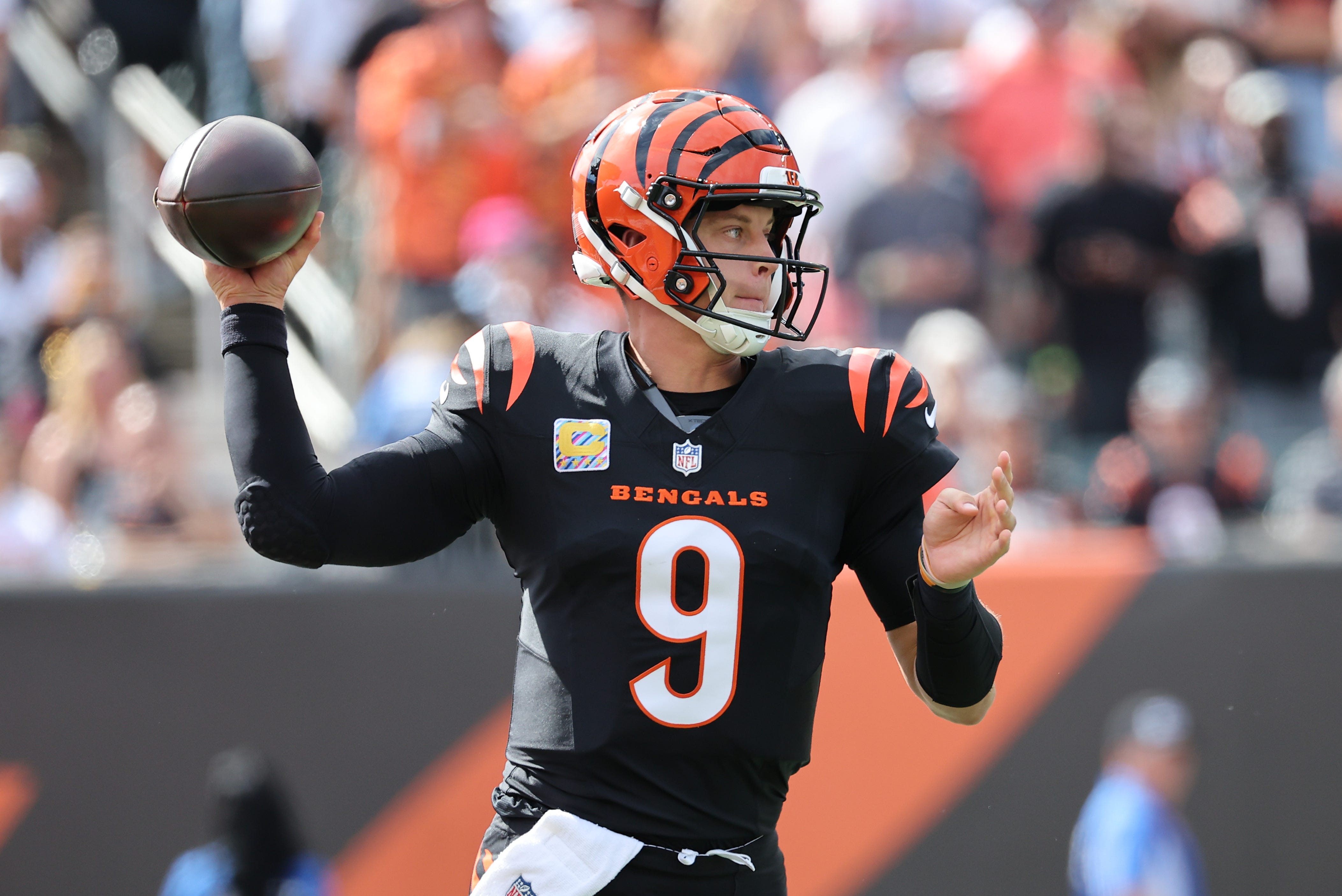 Joe Burrow com a bola durante partida do Cincinnati Bengals. Foto de arquivo.
