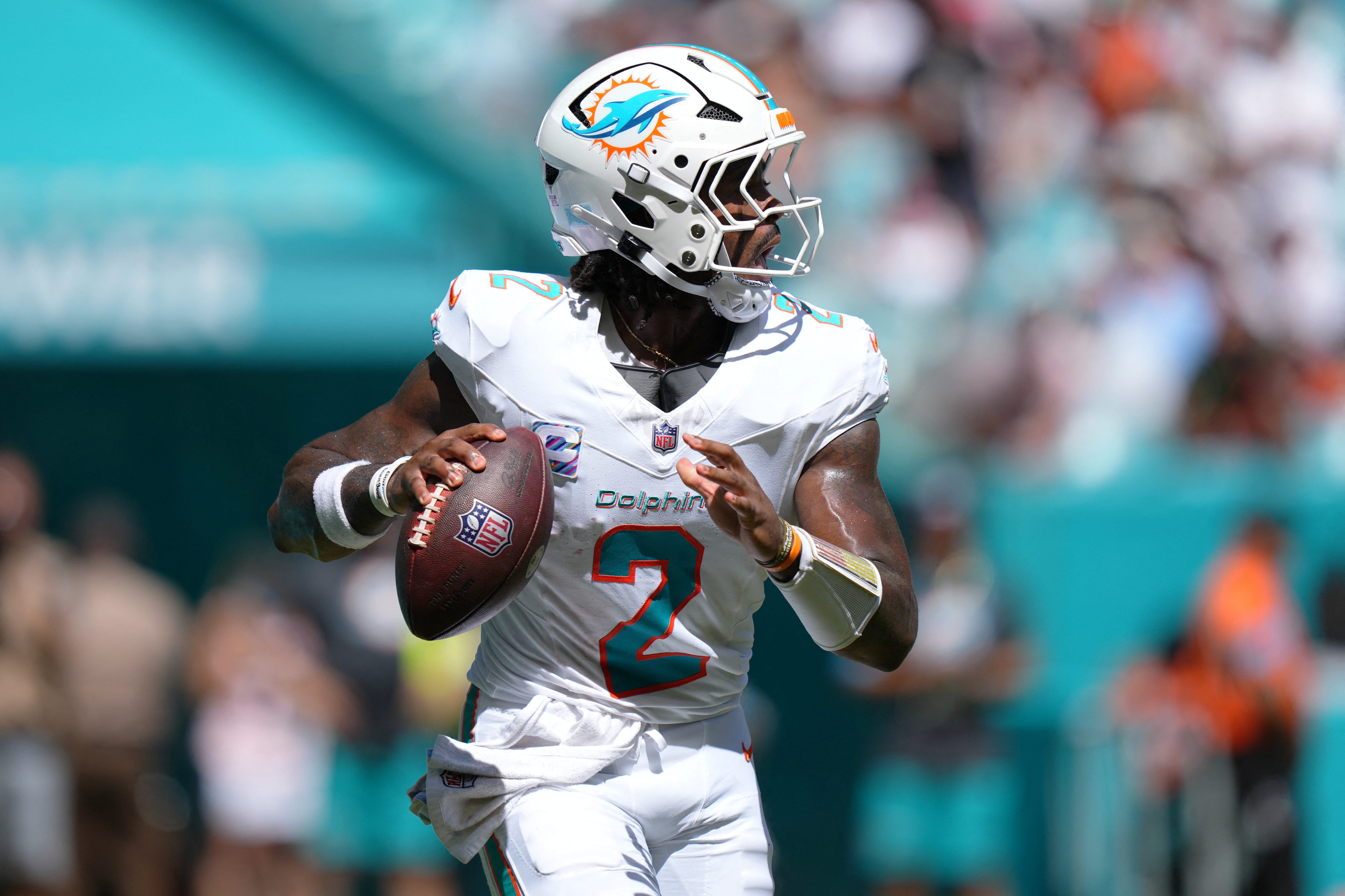 Jogador do Miami Dolphins com a bola durante uma partida. Foto de arquivo.
