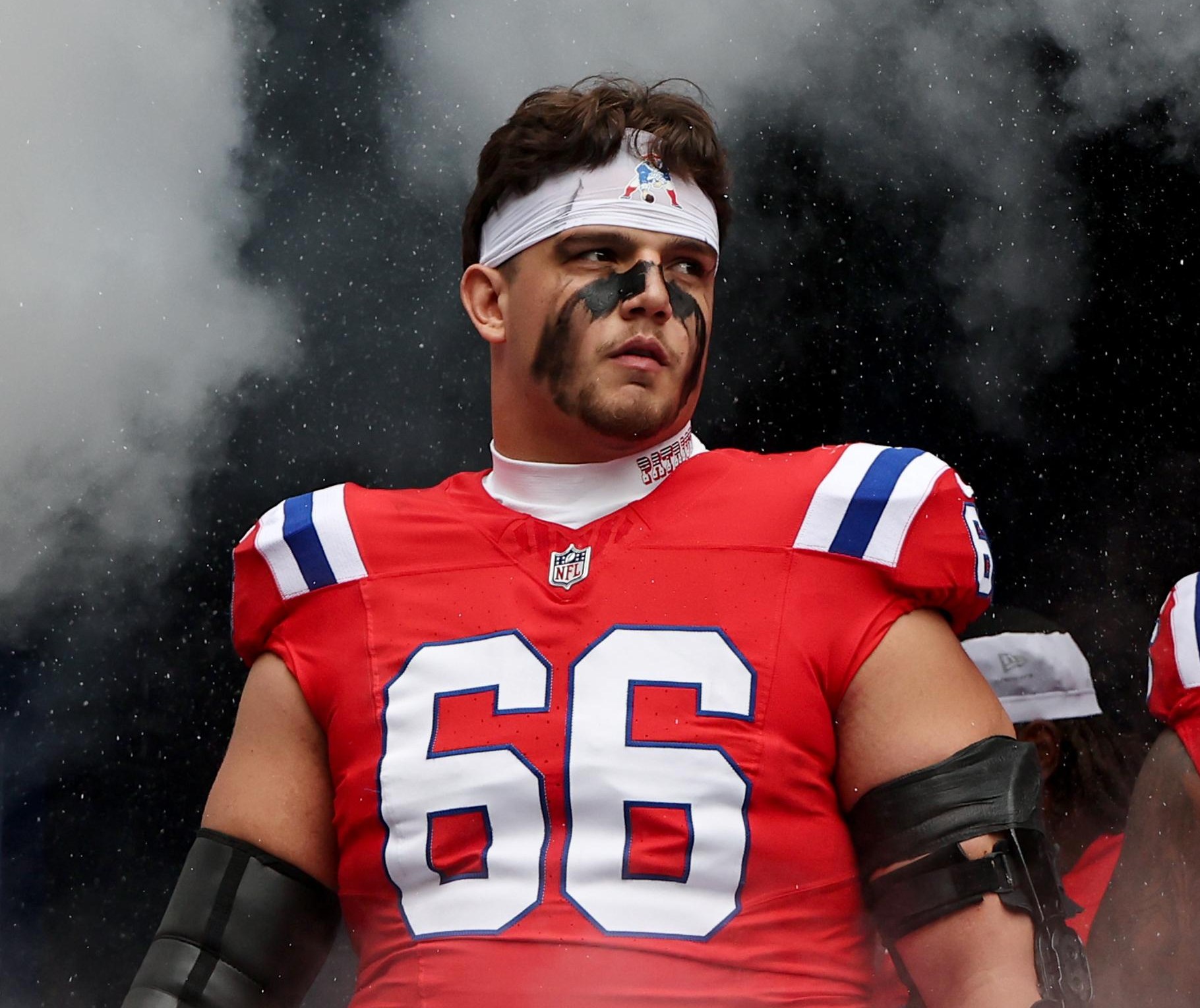 Will Campbell, tackle esquerdo do New England Patriots, acompanha uma partida ? beira do campo.
