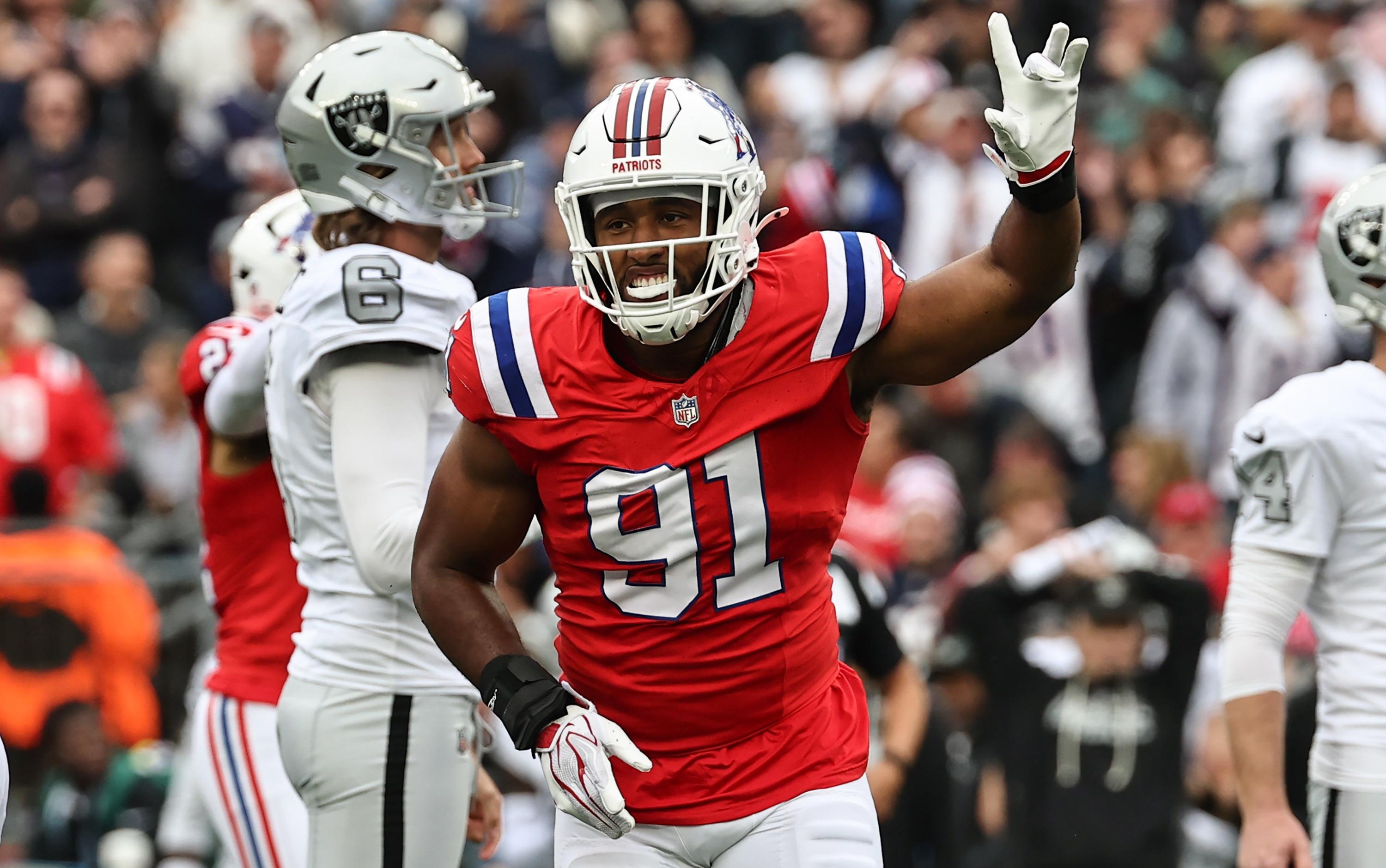 Elijah Ponder, camisa 91 do New England Patriots, comemora em campo durante uma partida.