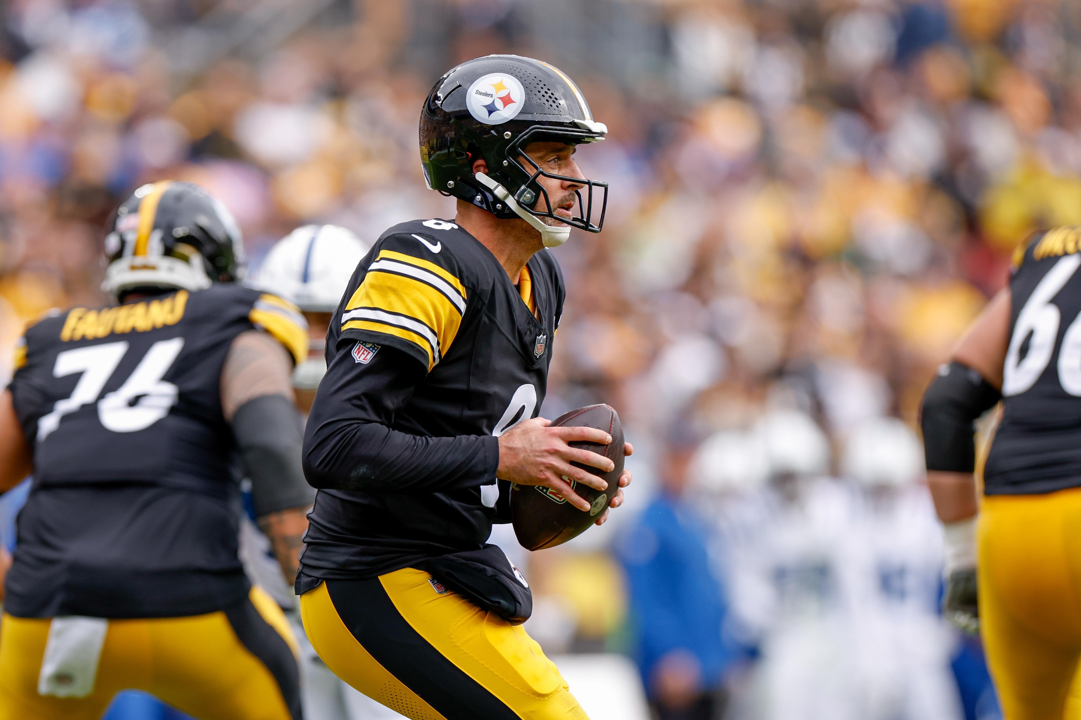 Quarterback do Pittsburgh Steelers segura a bola durante o aquecimento antes de uma partida.