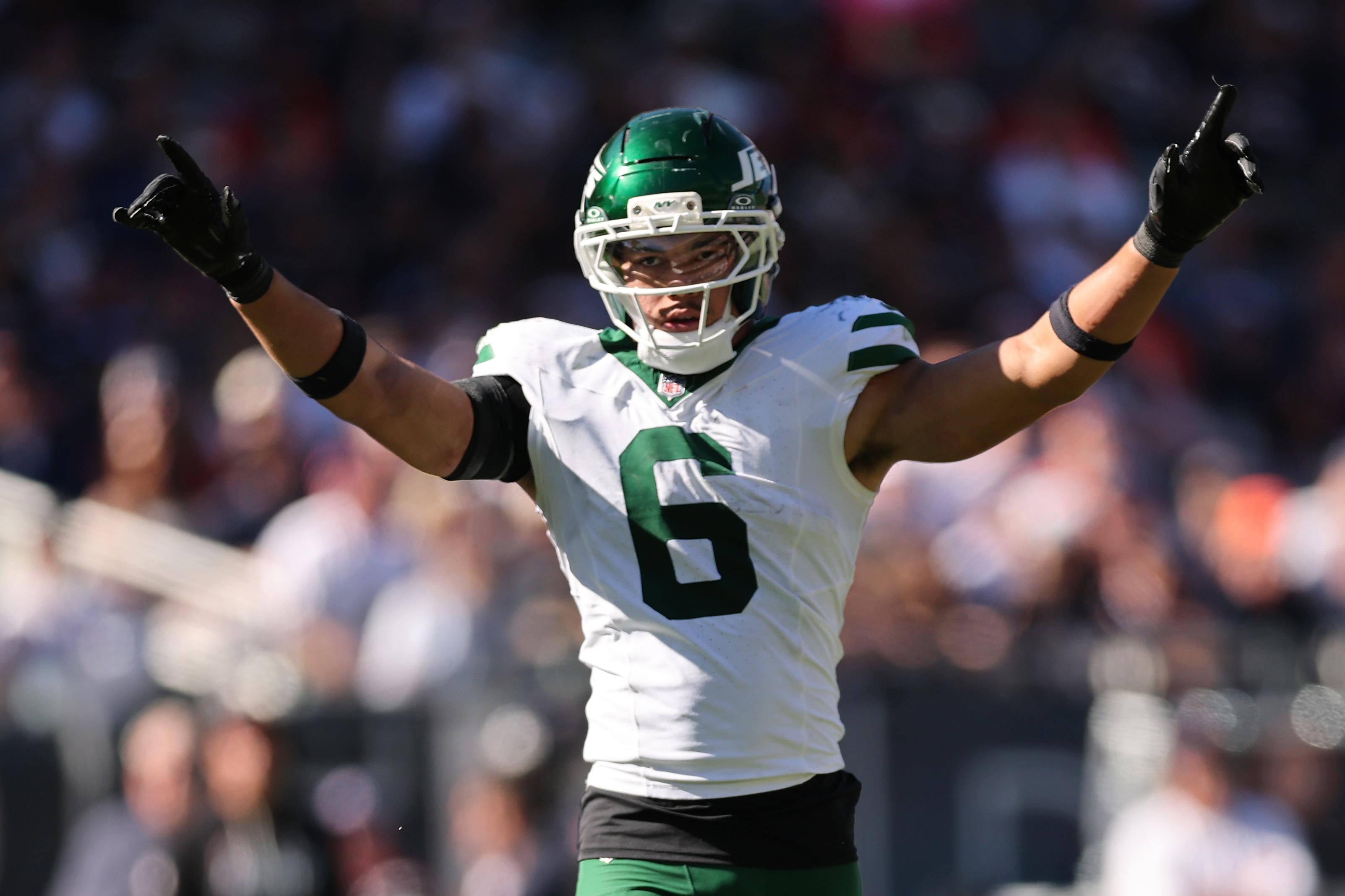 Dane Belton #6 reage no quarto período contra o Chicago Bears, em 4 de outubro de 2026, em Chicago.