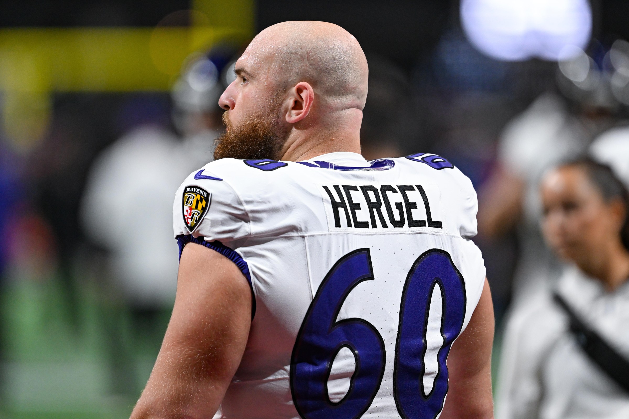 Kyle Hergel, jogador de linha ofensiva do Baltimore Ravens, se aquece antes do jogo contra Atlanta em 11 de outubro de 2026.
