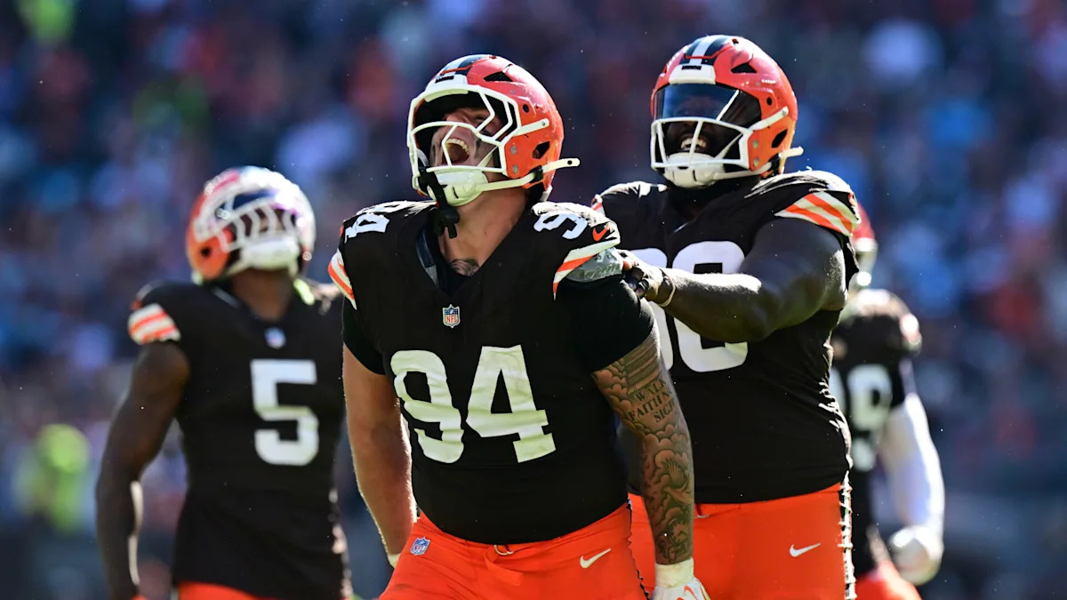 Integrantes da defesa dos Browns participam de uma atividade.