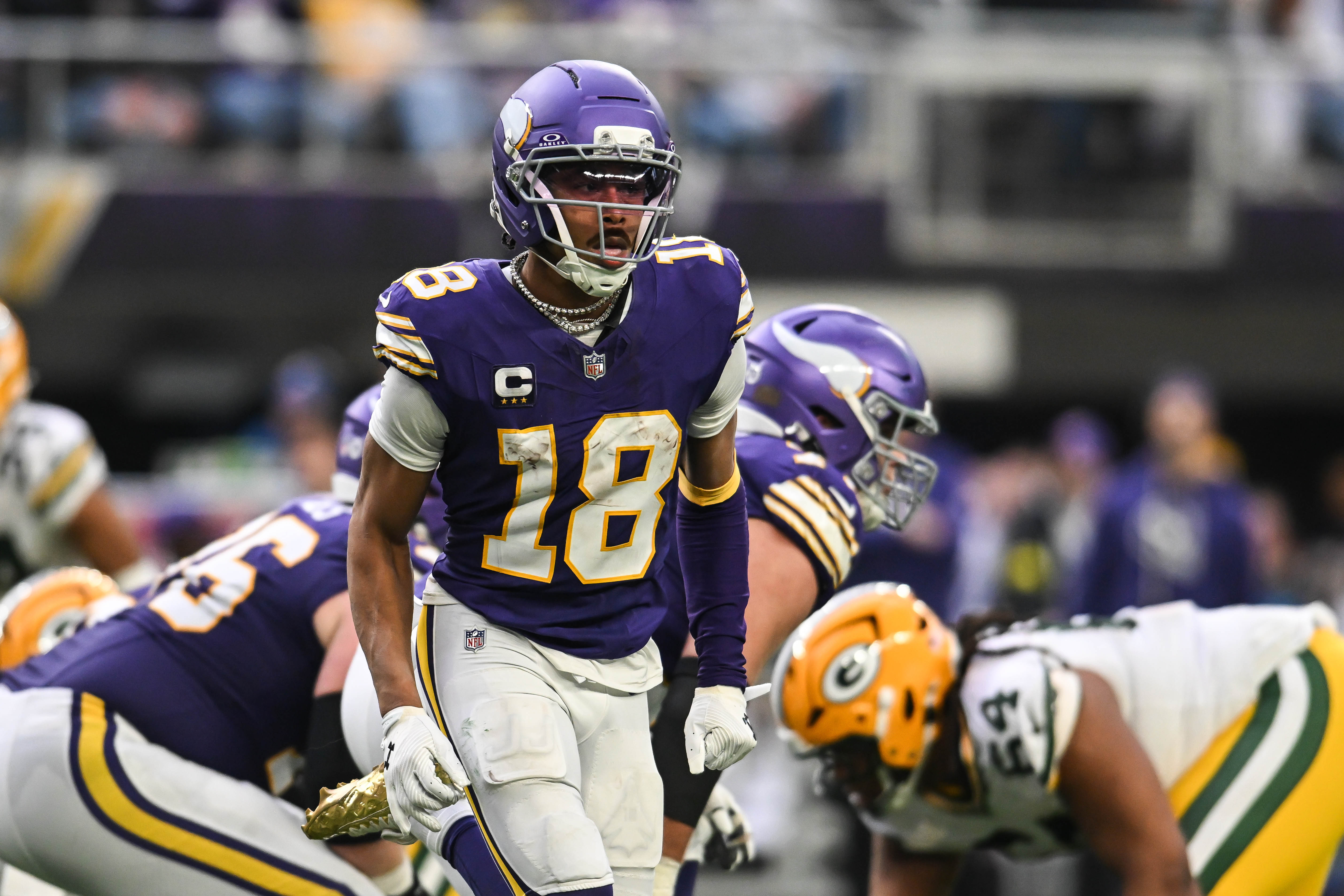 Justin Jefferson com a bola durante partida do Minnesota Vikings. Foto de arquivo.