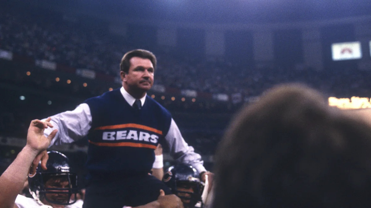Mike Ditka é carregado por jogadores dos Bears após uma partida.