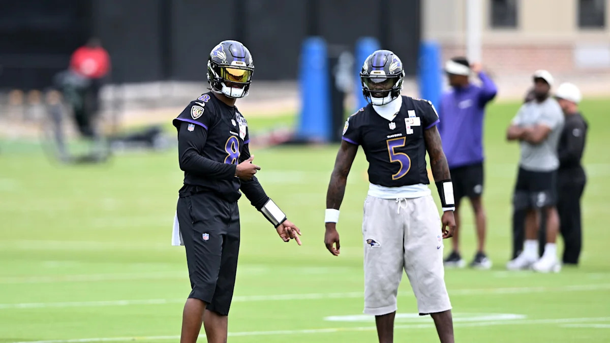 Integrantes dos Ravens conversam durante um treino.