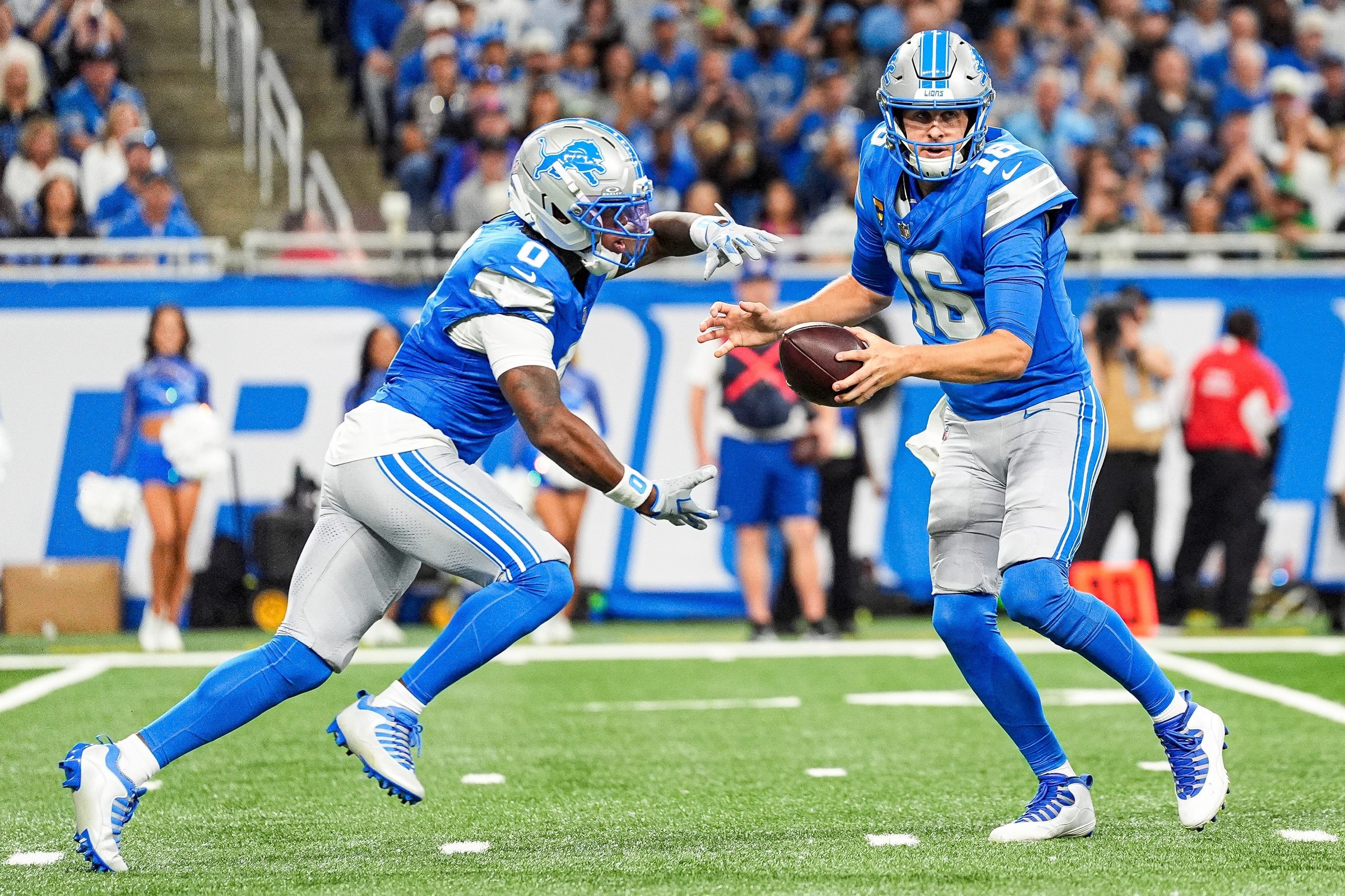 Jared Goff e o ataque do Detroit Lions durante partida. Foto de arquivo.