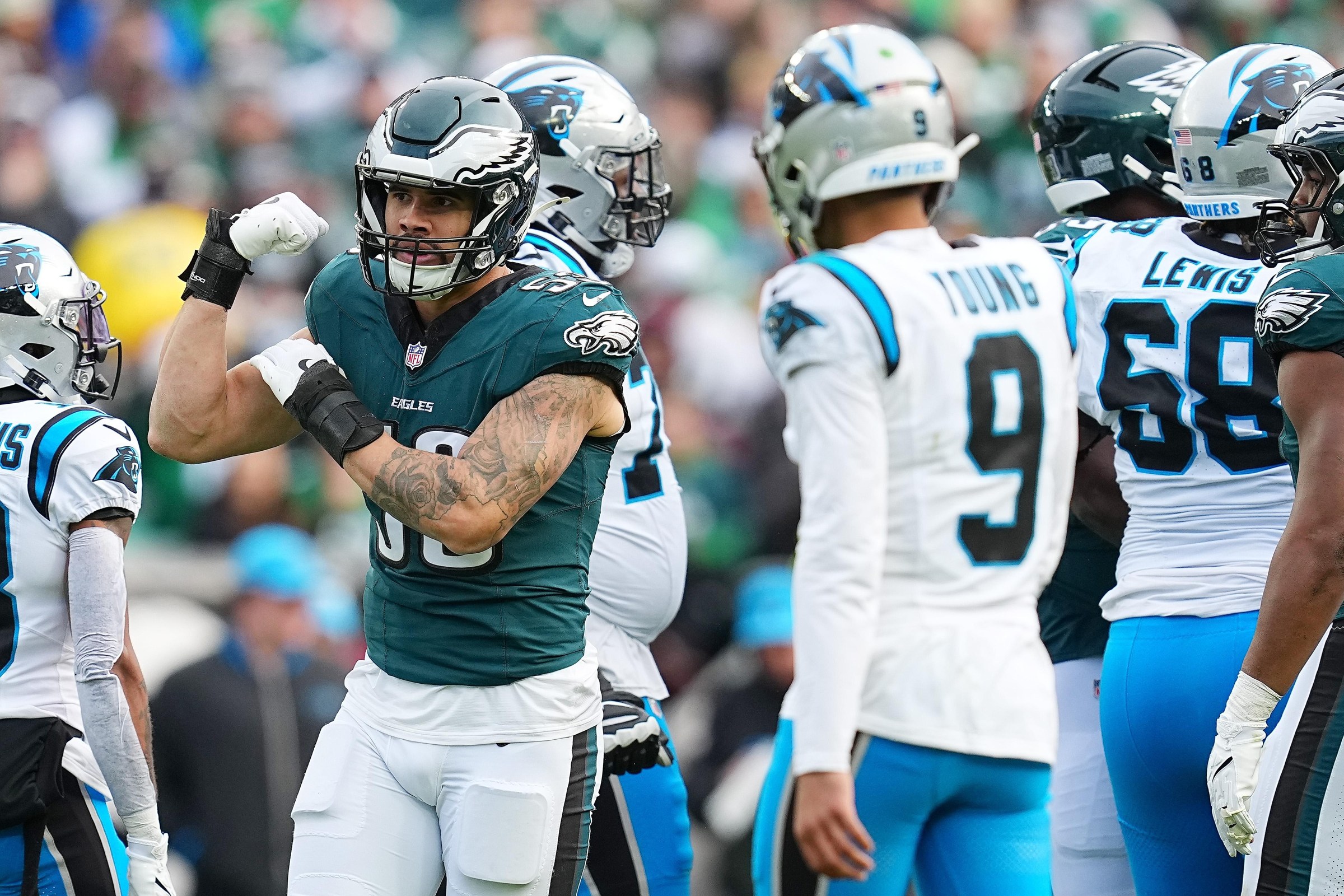 Zack Baun, linebacker do Philadelphia Eagles, comemora uma jogada contra o Carolina Panthers em dezembro de 2024.