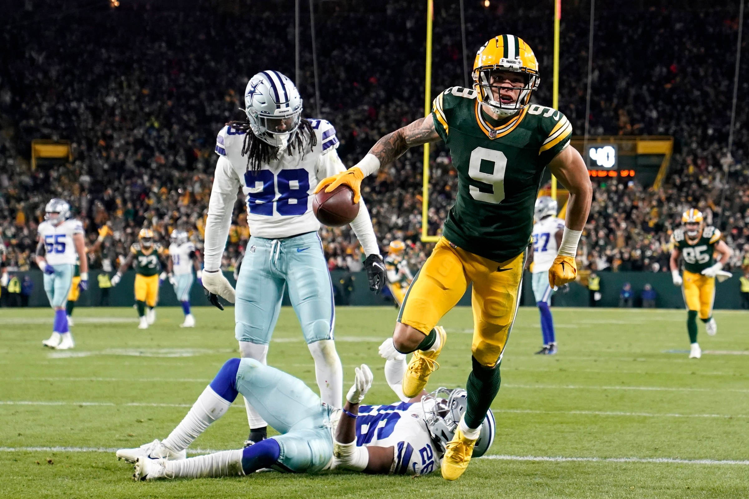 Christian Watson, wide receiver do Green Bay Packers, corre com a bola contra o Dallas Cowboys.