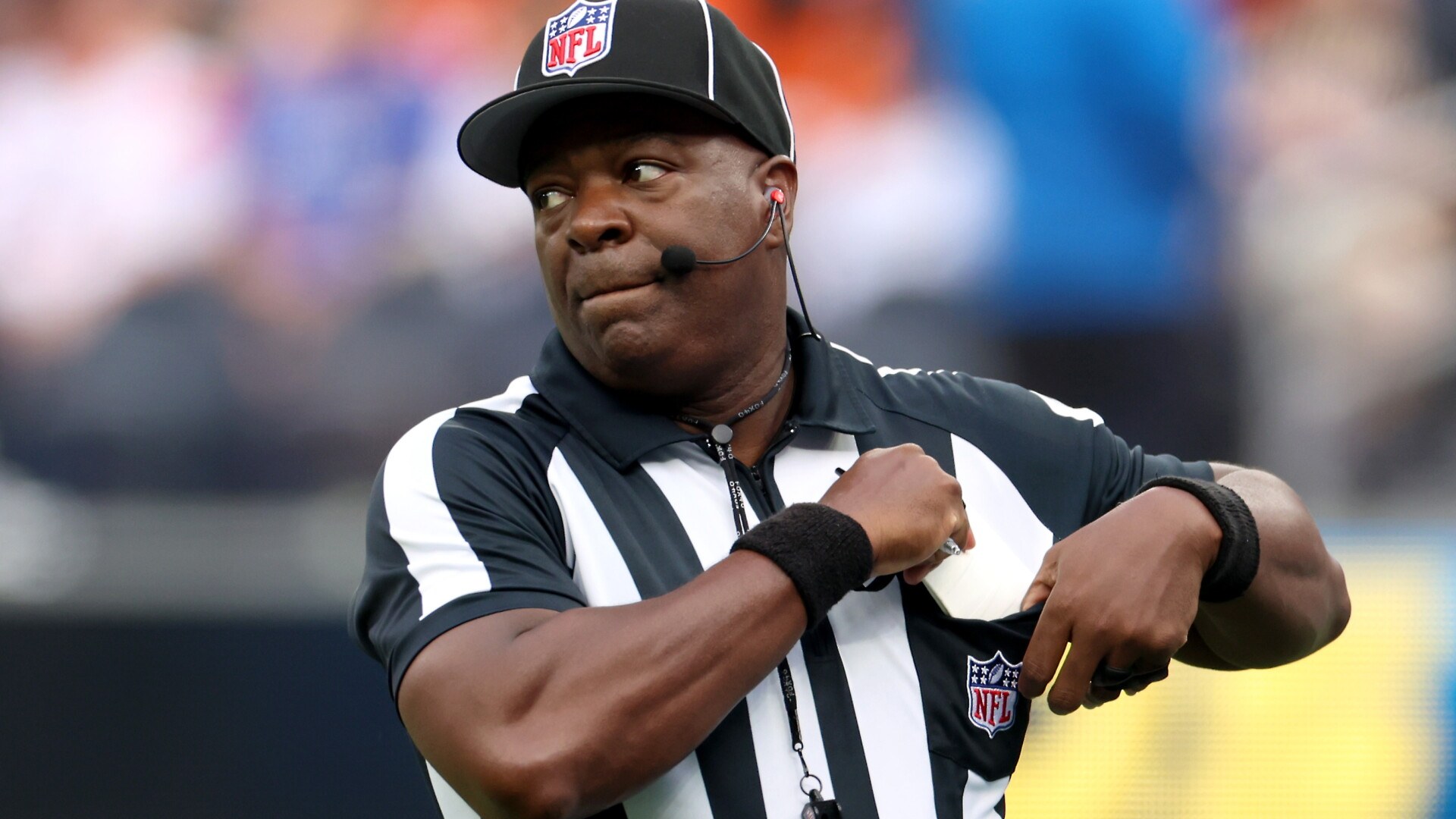 O árbitro Larry Smith durante o jogo entre Denver Broncos e Los Angeles Chargers em 11 de outubro de 2026.