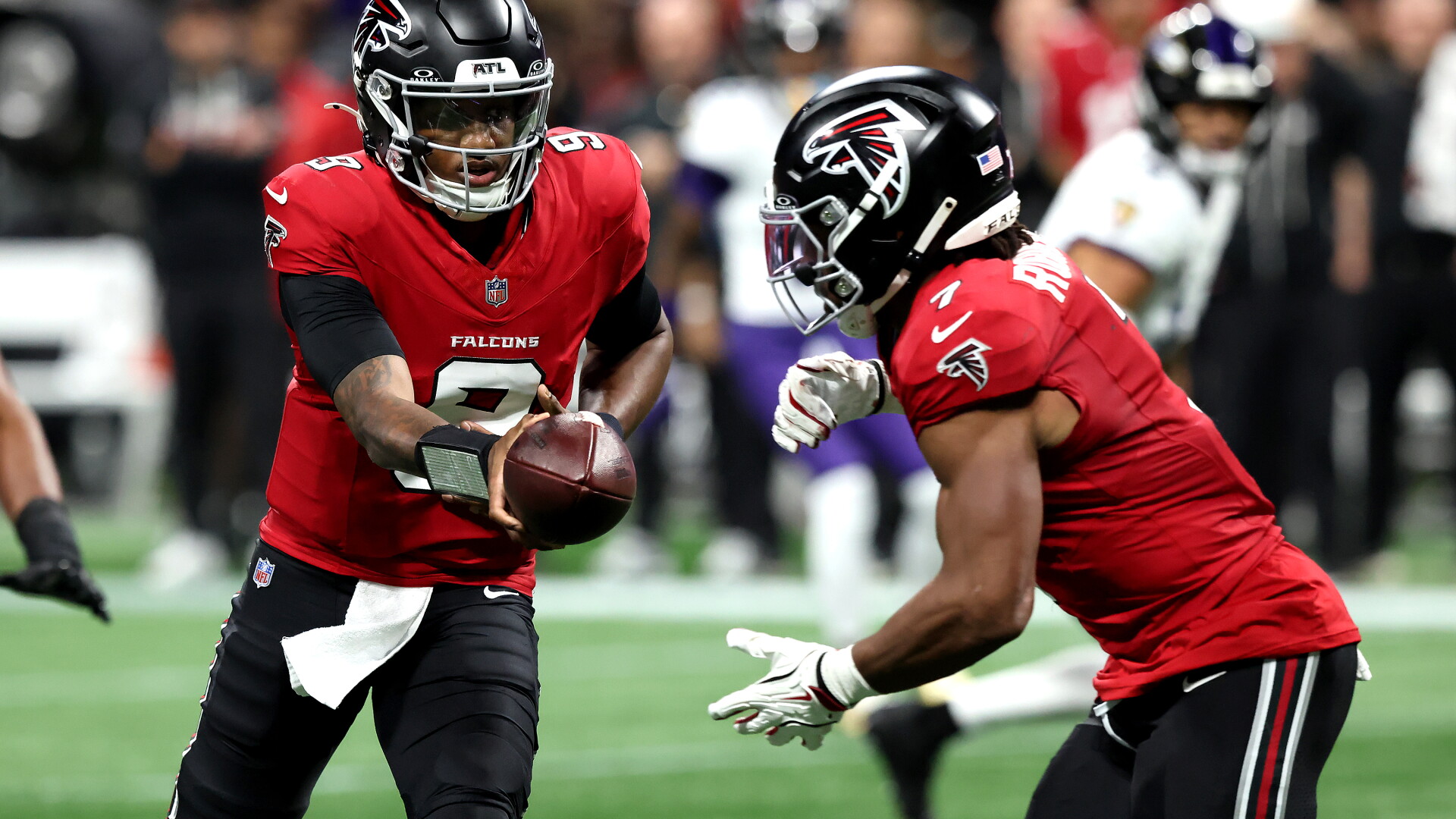 Bijan Robinson avança com a bola pelos Falcons.