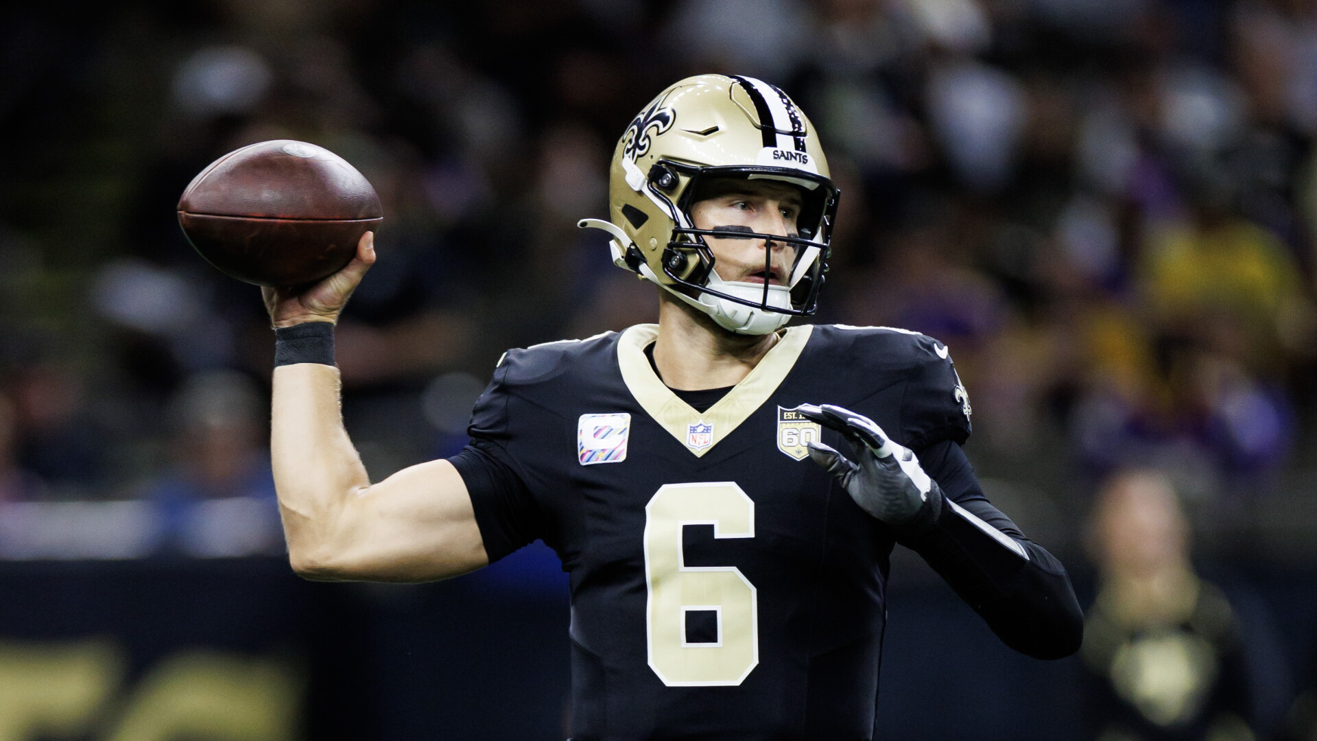 Tyler Shough em ação pelos Saints.