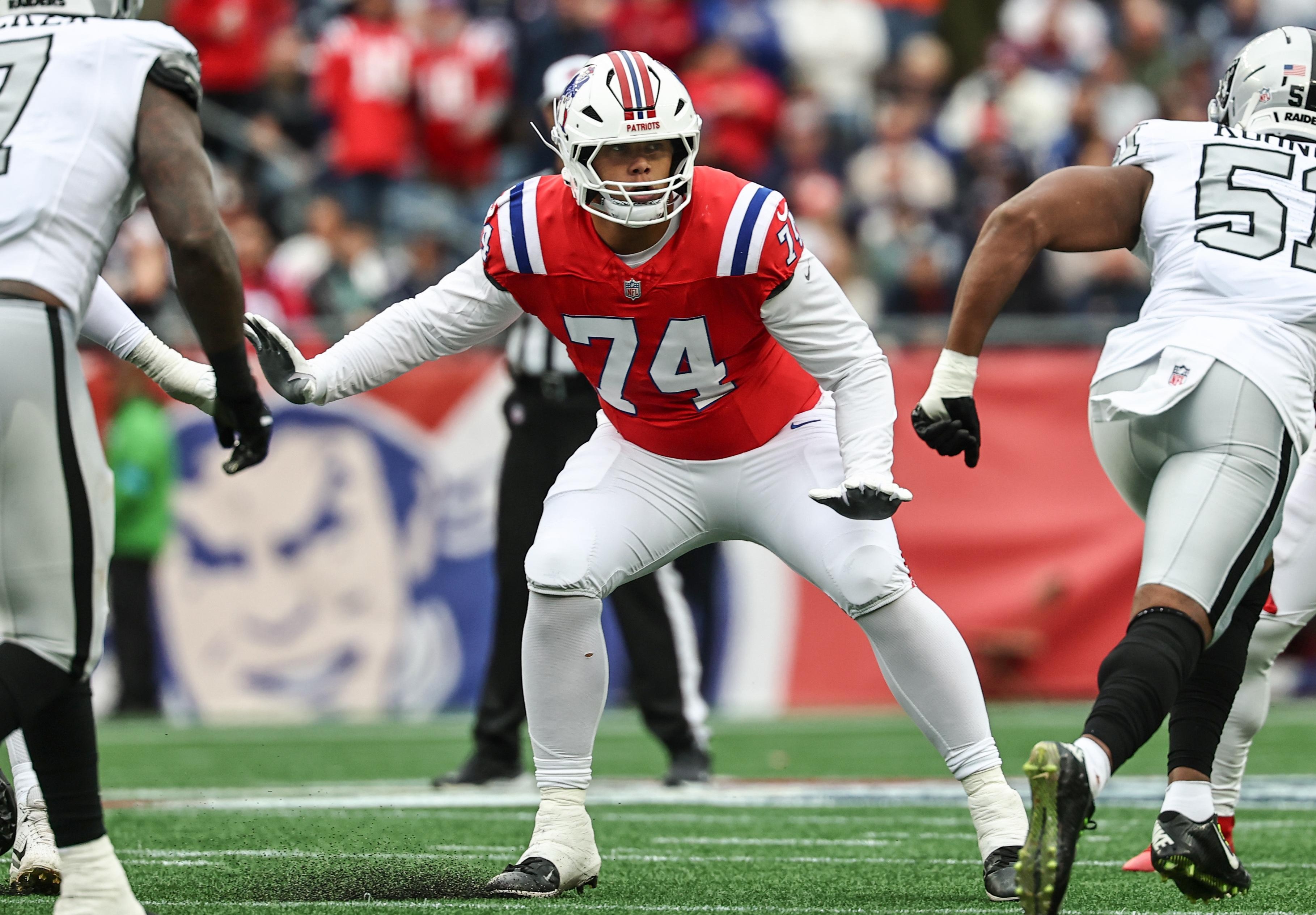 Will Campbell bloqueia um defensor dos Raiders.