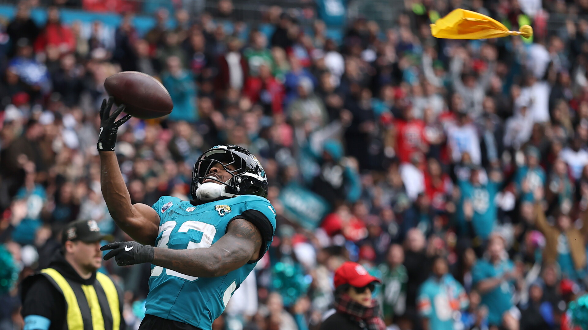 Travis Hunter, do Jacksonville Jaguars, disputa a bola durante confronto com o Houston Texans.