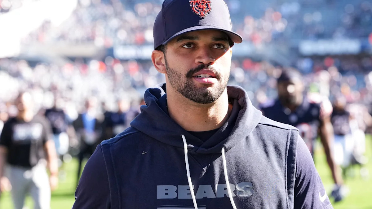 Caleb Williams em roupa de treino dos Bears.