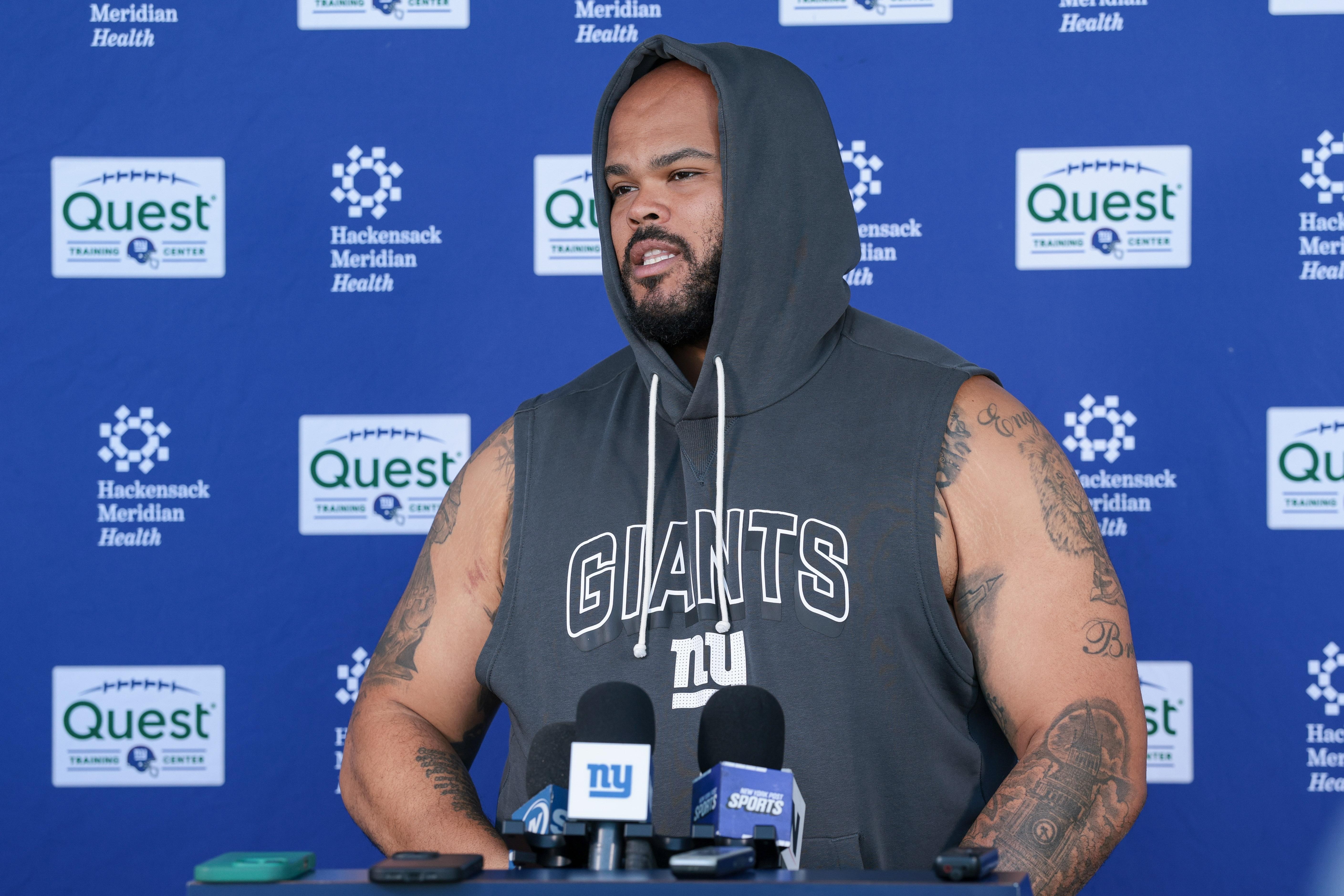 Jermaine Eluemunor durante entrevista como jogador do New York Giants.