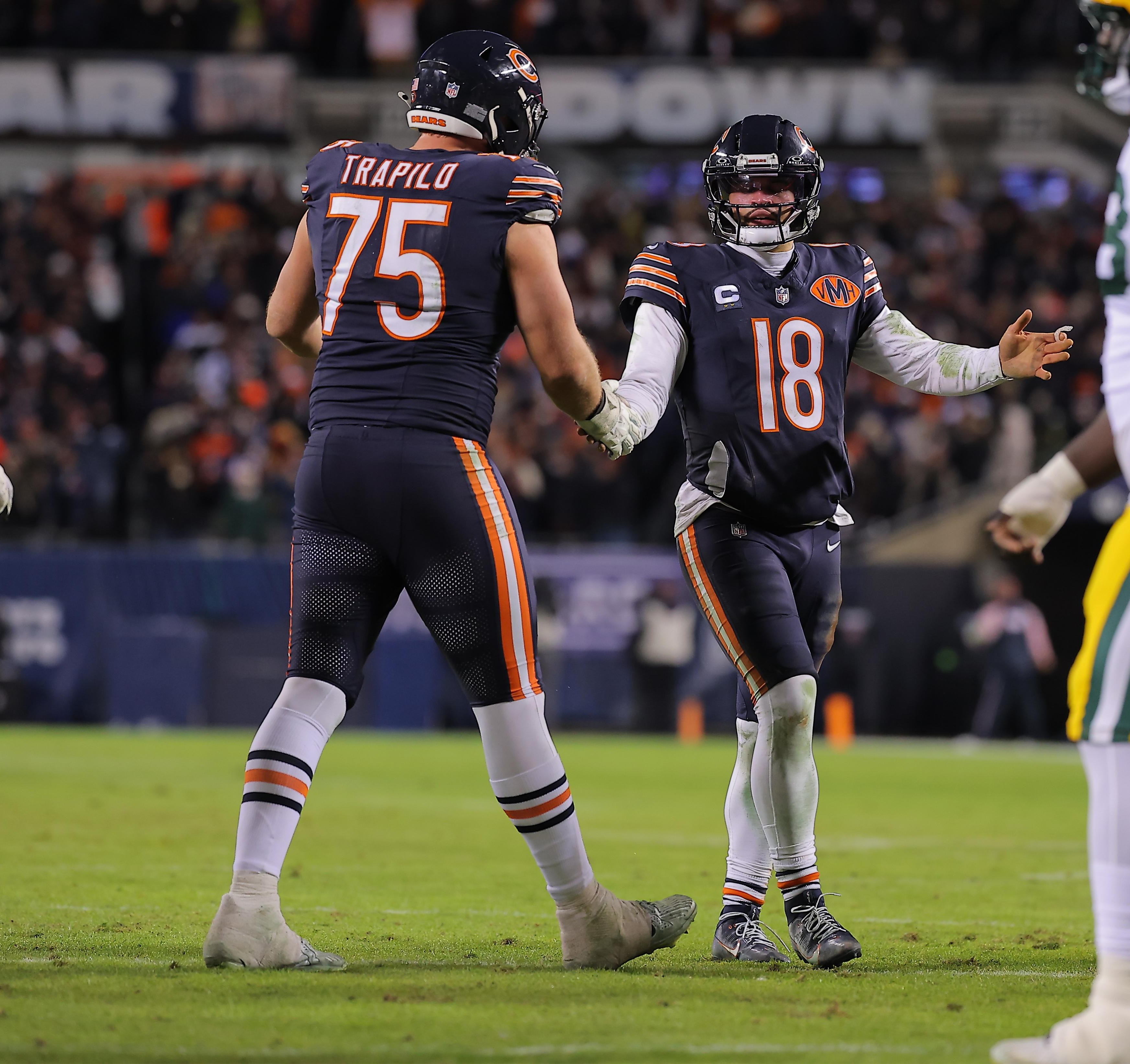 Caleb Williams comemora com Ozzy Trapilo em jogo dos Bears contra o Packers, em 10 de janeiro de 2026. Foto de arquivo.