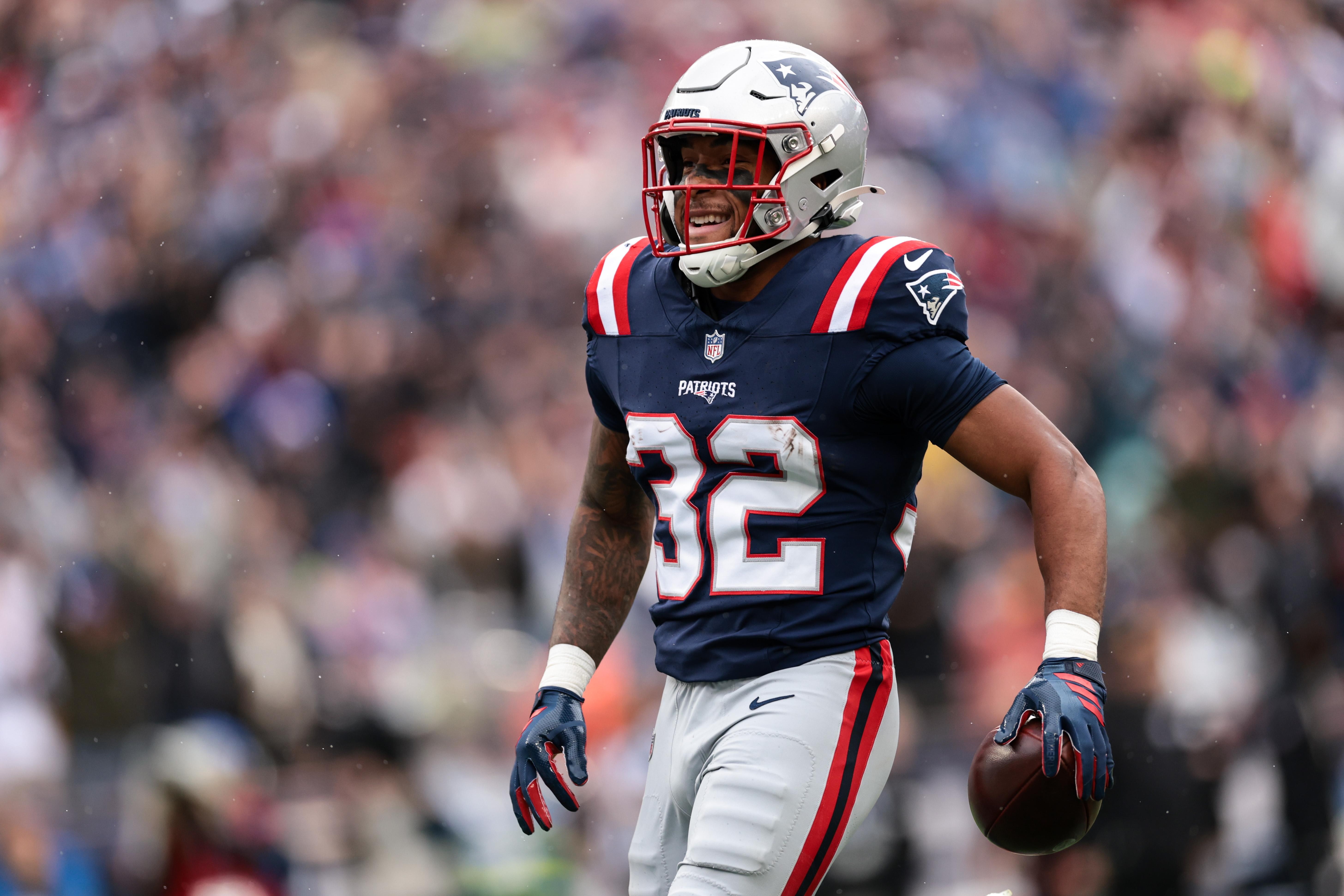 TreVeyon Henderson, running back do New England Patriots, durante partida. Foto de arquivo.