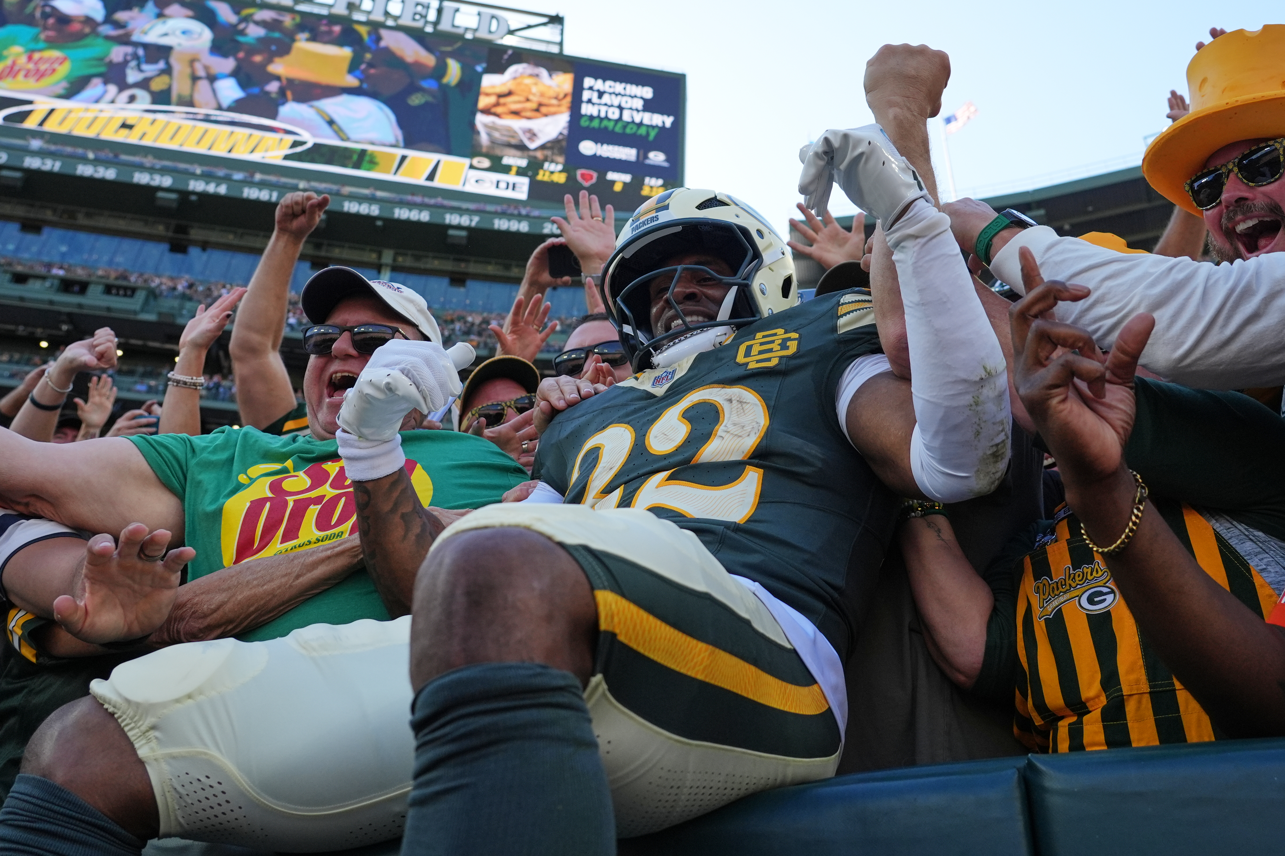 MarShawn Lloyd, do Green Bay Packers, comemora um touchdown com torcedores no Lambeau Field.