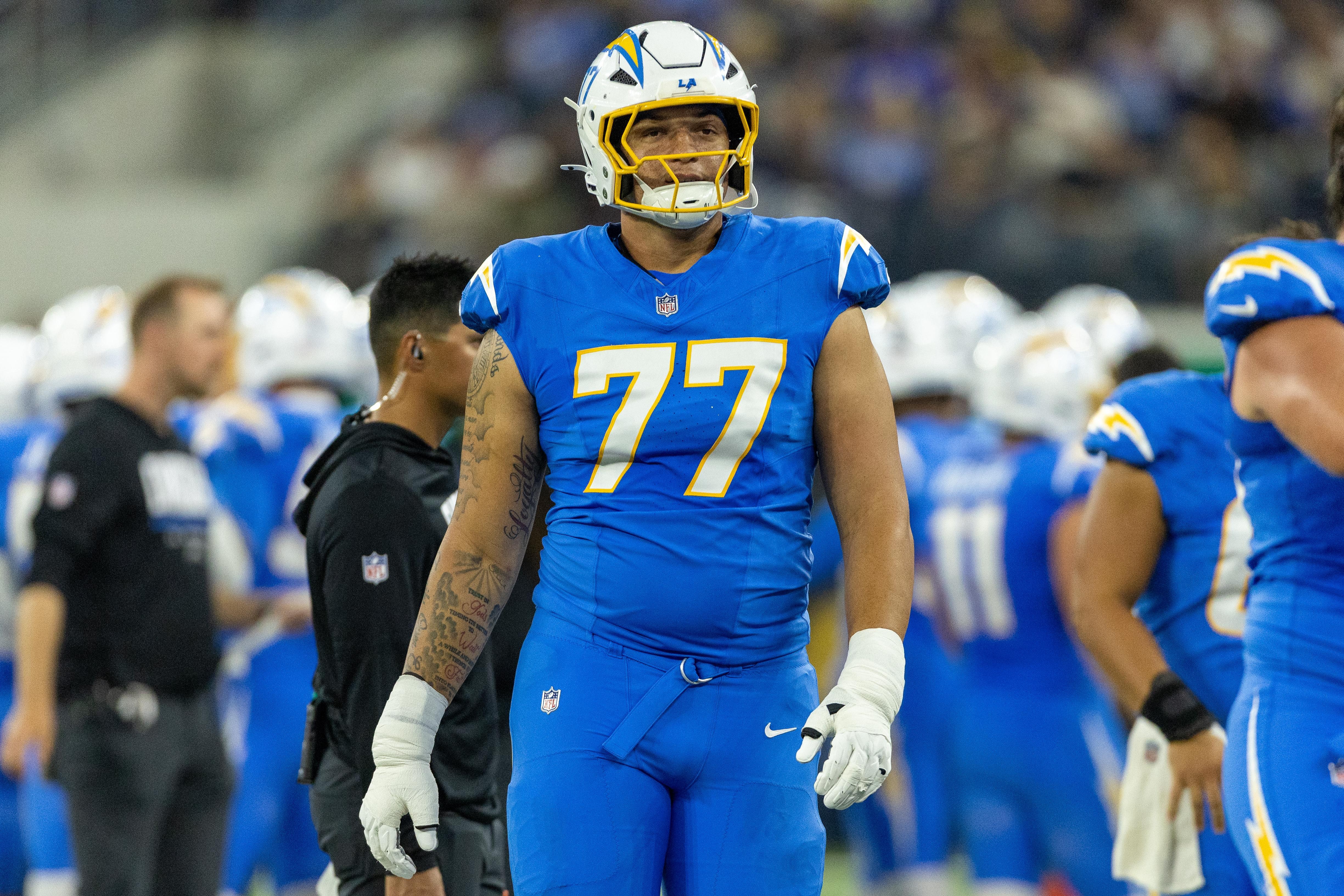 Travis Burke, camisa 77 do Los Angeles Chargers, em partida de pré-temporada contra o Rams, em 27 de agosto de 2026.