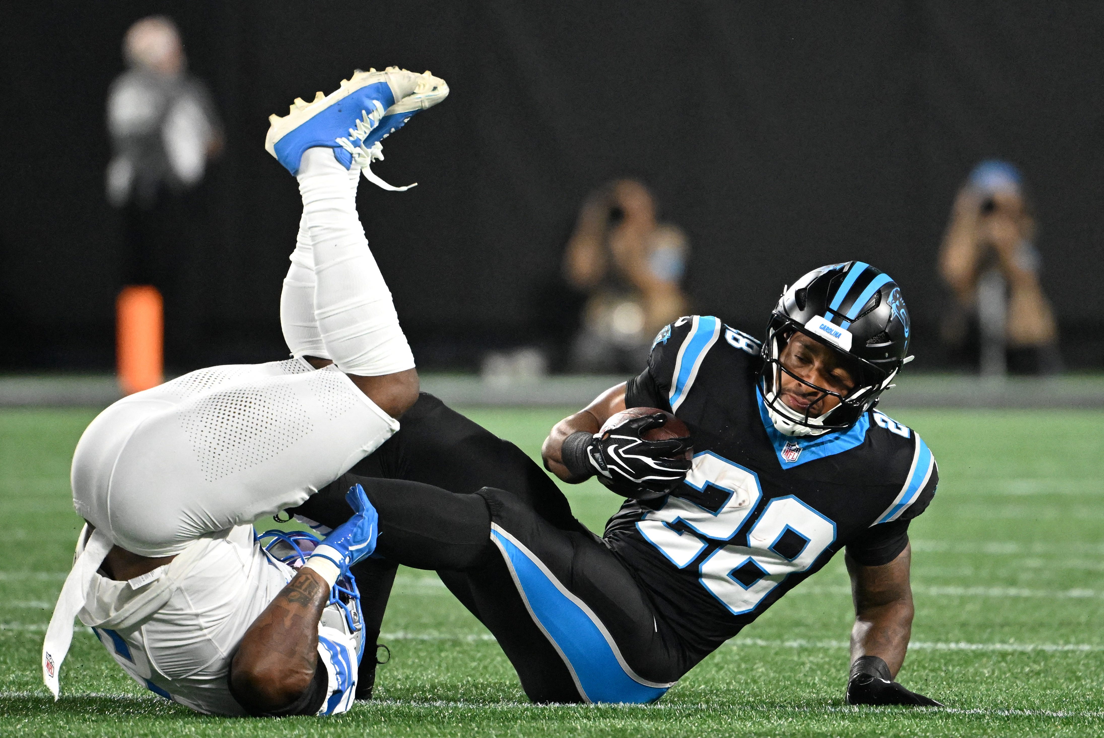 Jogador do Carolina Panthers em ação durante partida. Foto de arquivo.