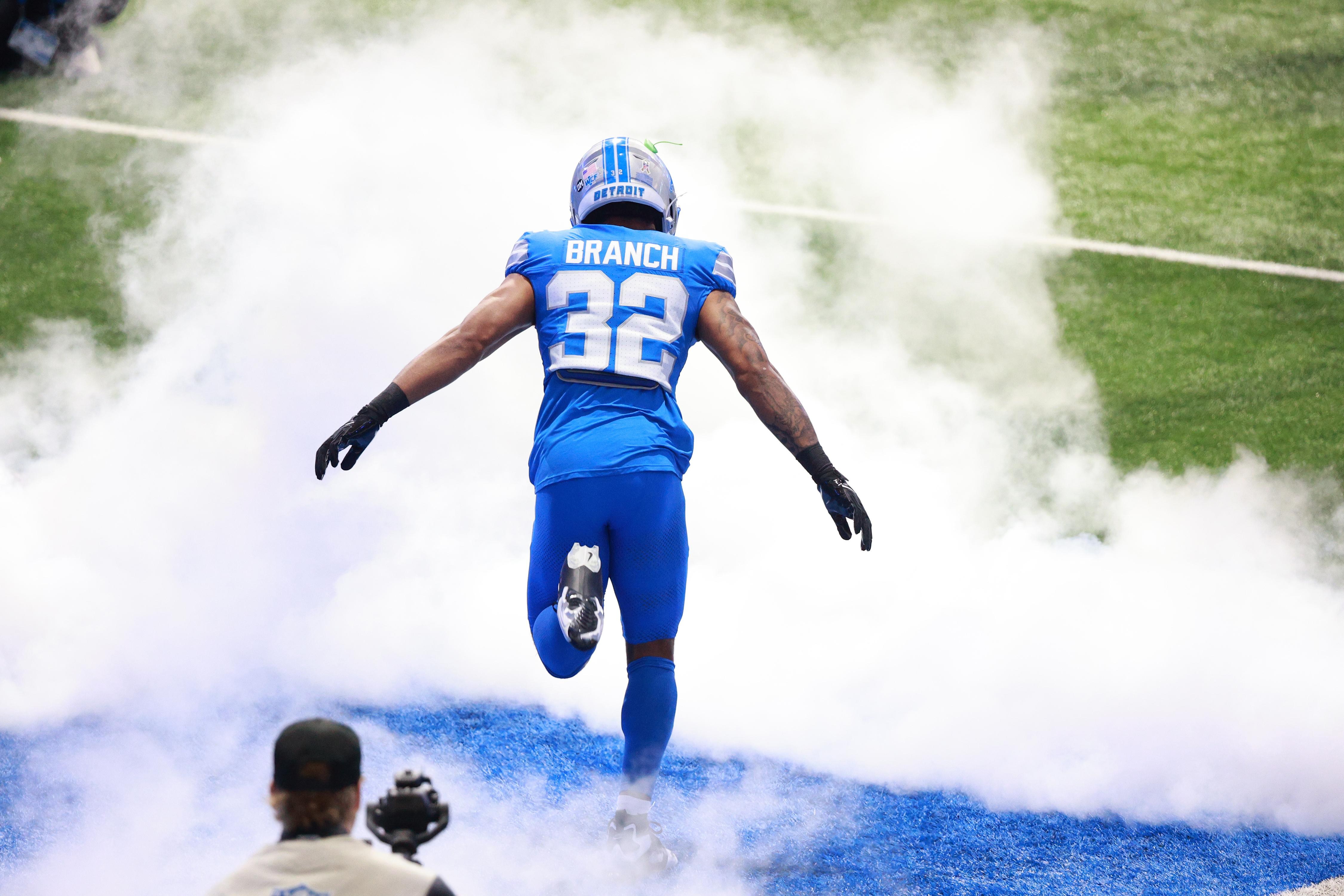 Brian Branch, camisa 32 do Detroit Lions, entra em campo. Foto de arquivo.