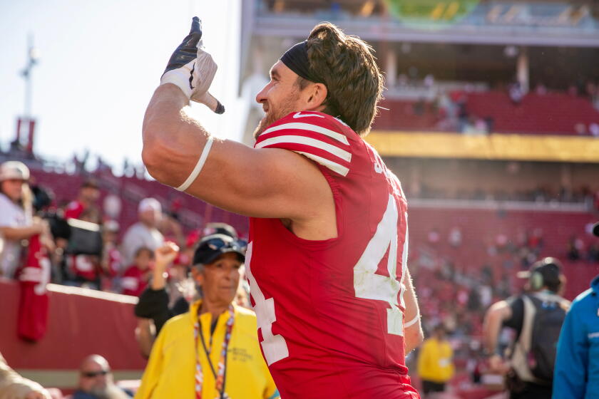 Kyle Juszczyk, fullback dos 49ers, faz um gesto no jogo contra os Cardinals em Santa Clara, em 27 de setembro.