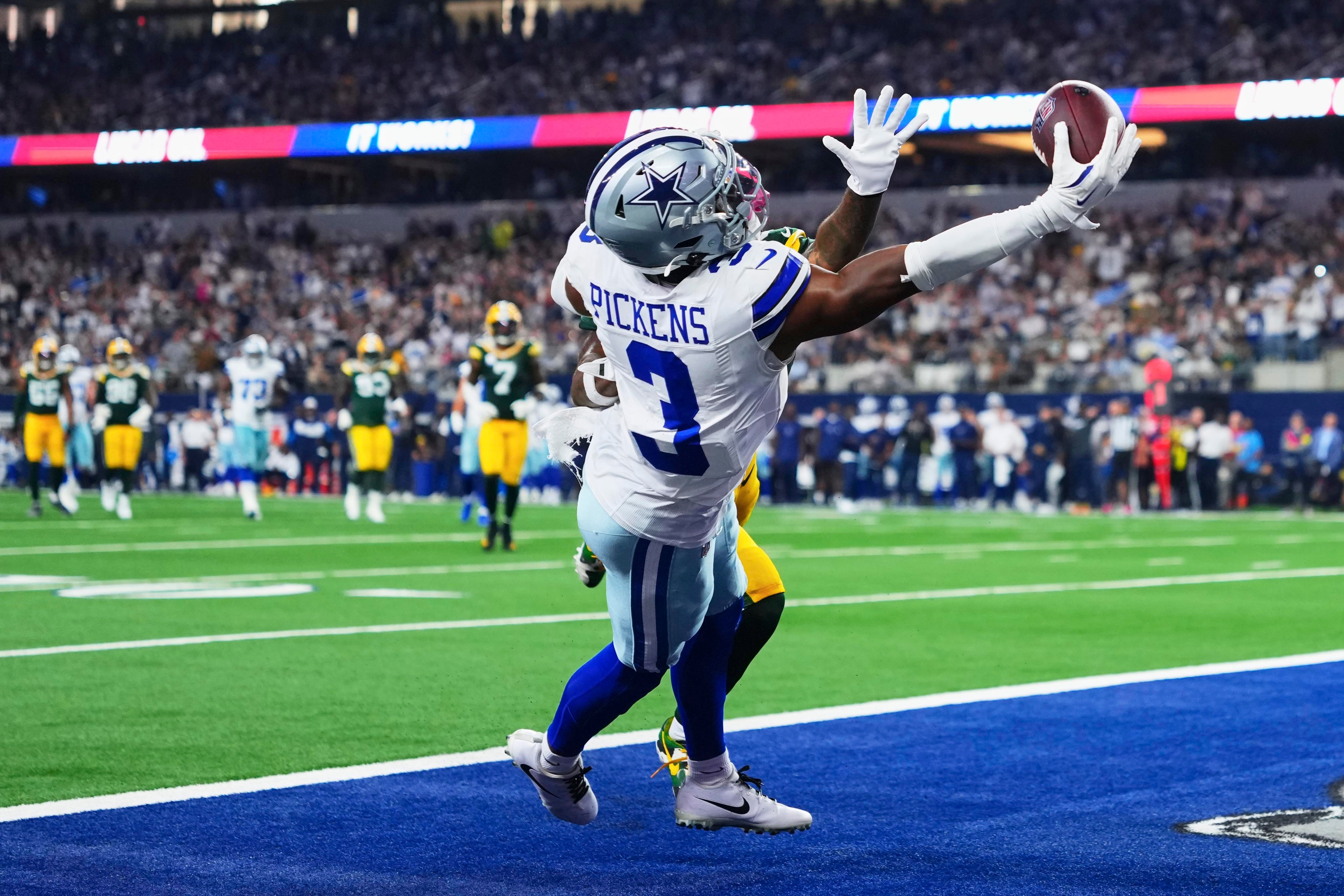 George Pickens, wide receiver do Dallas Cowboys, recebe um passe durante uma partida.