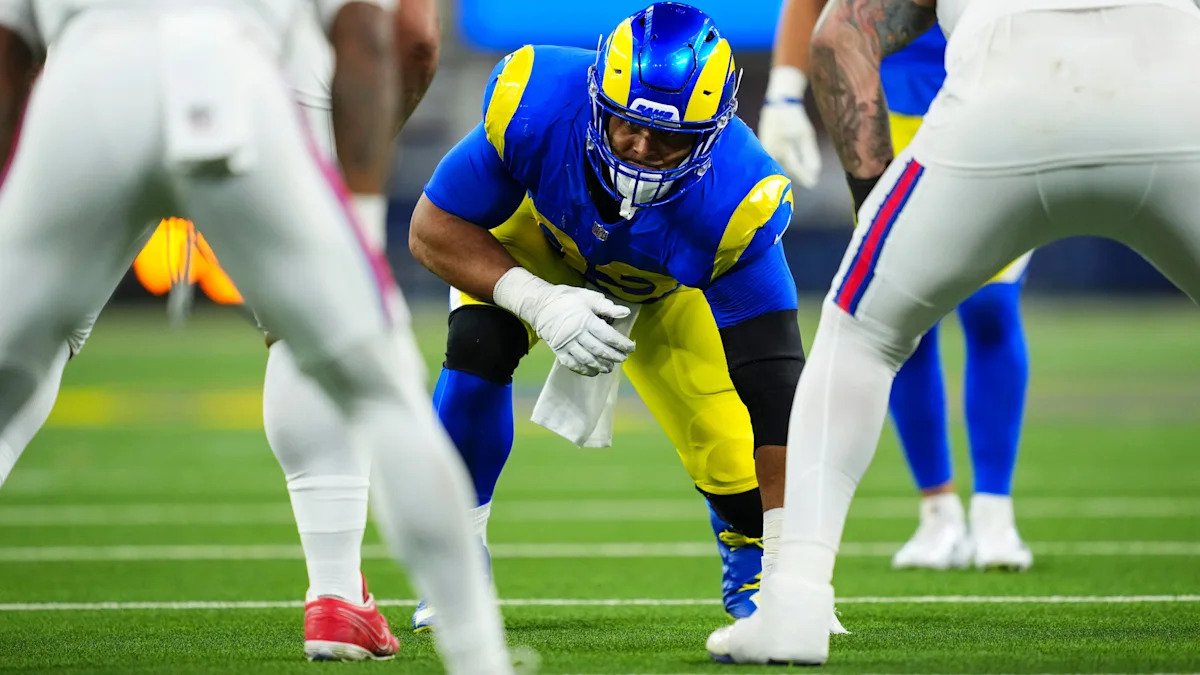 Aaron Donald, camisa 99 do Los Angeles Rams, se posiciona antes de uma jogada contra o Buffalo Bills, em 12 de outubro de 2026.